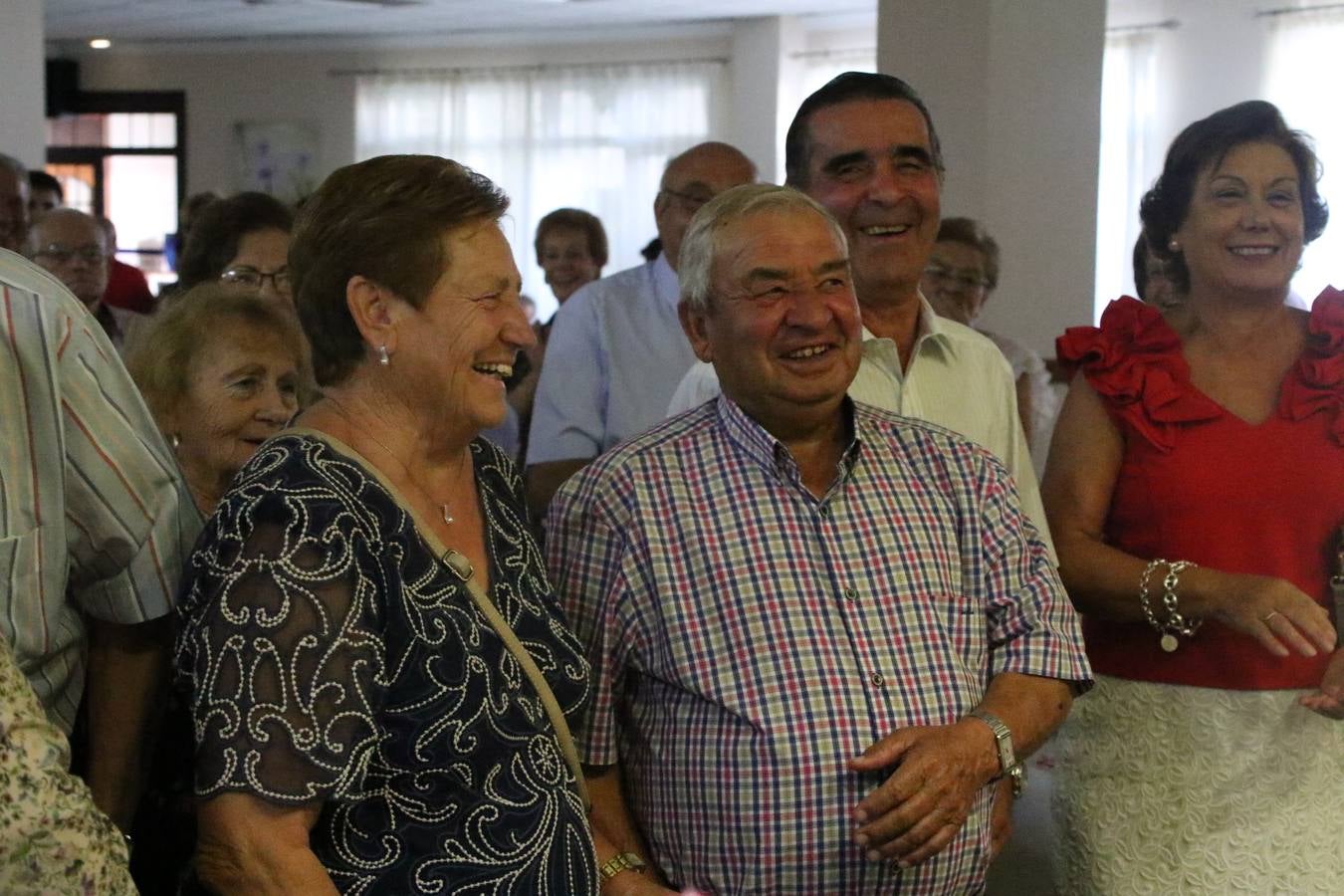 El Hogar de Mayores 'Mari Sousa' de Jerez de los Caballeros celebró, ayer, su XVII Aniversario con una comida y convivencia en el hotel restaurante 'Oasis'. La cita sirvió de marco para homenajear a 7 parejas que, este año, celebran sus bodas de oro.