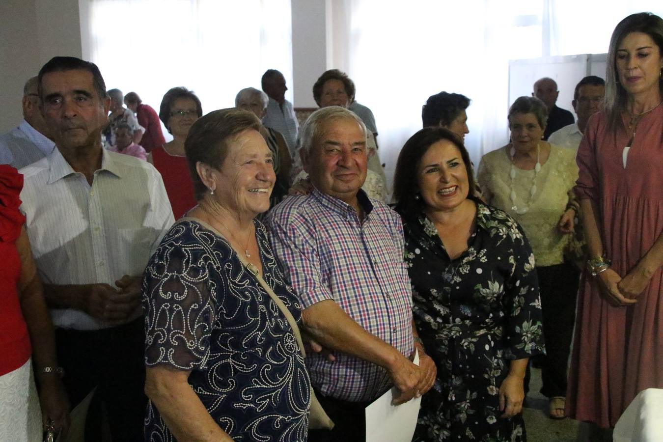 El Hogar de Mayores 'Mari Sousa' de Jerez de los Caballeros celebró, ayer, su XVII Aniversario con una comida y convivencia en el hotel restaurante 'Oasis'. La cita sirvió de marco para homenajear a 7 parejas que, este año, celebran sus bodas de oro.