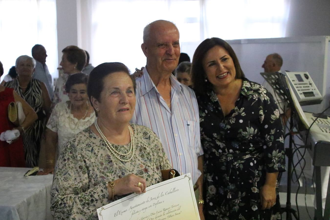 El Hogar de Mayores 'Mari Sousa' de Jerez de los Caballeros celebró, ayer, su XVII Aniversario con una comida y convivencia en el hotel restaurante 'Oasis'. La cita sirvió de marco para homenajear a 7 parejas que, este año, celebran sus bodas de oro.
