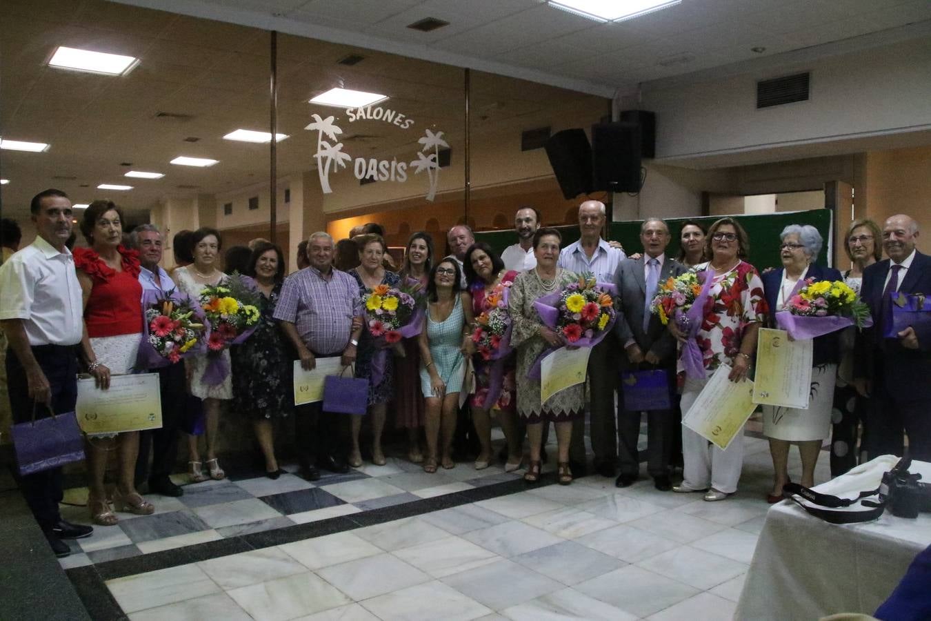 El Hogar de Mayores 'Mari Sousa' de Jerez de los Caballeros celebró, ayer, su XVII Aniversario con una comida y convivencia en el hotel restaurante 'Oasis'. La cita sirvió de marco para homenajear a 7 parejas que, este año, celebran sus bodas de oro.