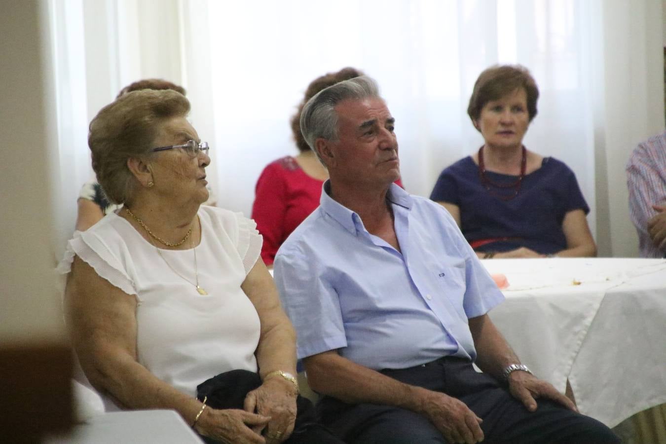 El Hogar de Mayores 'Mari Sousa' de Jerez de los Caballeros celebró, ayer, su XVII Aniversario con una comida y convivencia en el hotel restaurante 'Oasis'. La cita sirvió de marco para homenajear a 7 parejas que, este año, celebran sus bodas de oro.