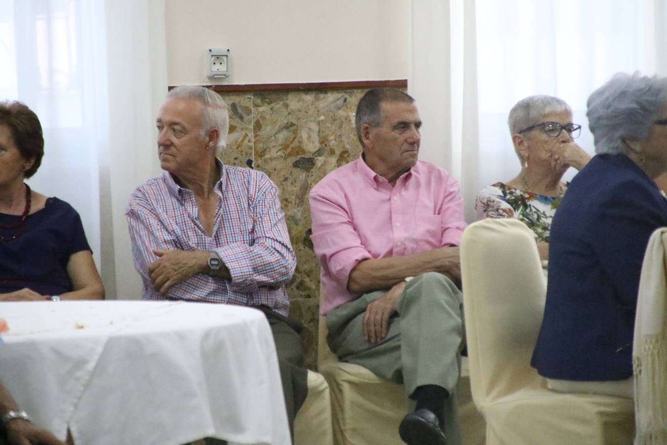 El Hogar de Mayores 'Mari Sousa' de Jerez de los Caballeros celebró, ayer, su XVII Aniversario con una comida y convivencia en el hotel restaurante 'Oasis'. La cita sirvió de marco para homenajear a 7 parejas que, este año, celebran sus bodas de oro.