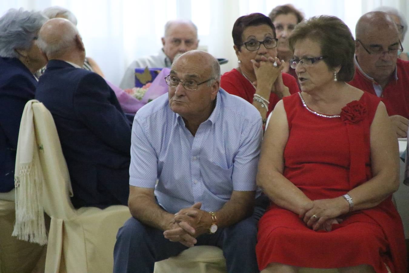 El Hogar de Mayores 'Mari Sousa' de Jerez de los Caballeros celebró, ayer, su XVII Aniversario con una comida y convivencia en el hotel restaurante 'Oasis'. La cita sirvió de marco para homenajear a 7 parejas que, este año, celebran sus bodas de oro.
