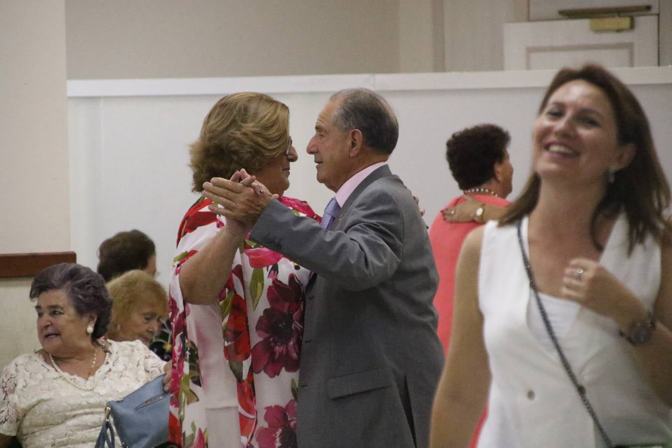 El Hogar de Mayores 'Mari Sousa' de Jerez de los Caballeros celebró, ayer, su XVII Aniversario con una comida y convivencia en el hotel restaurante 'Oasis'. La cita sirvió de marco para homenajear a 7 parejas que, este año, celebran sus bodas de oro.