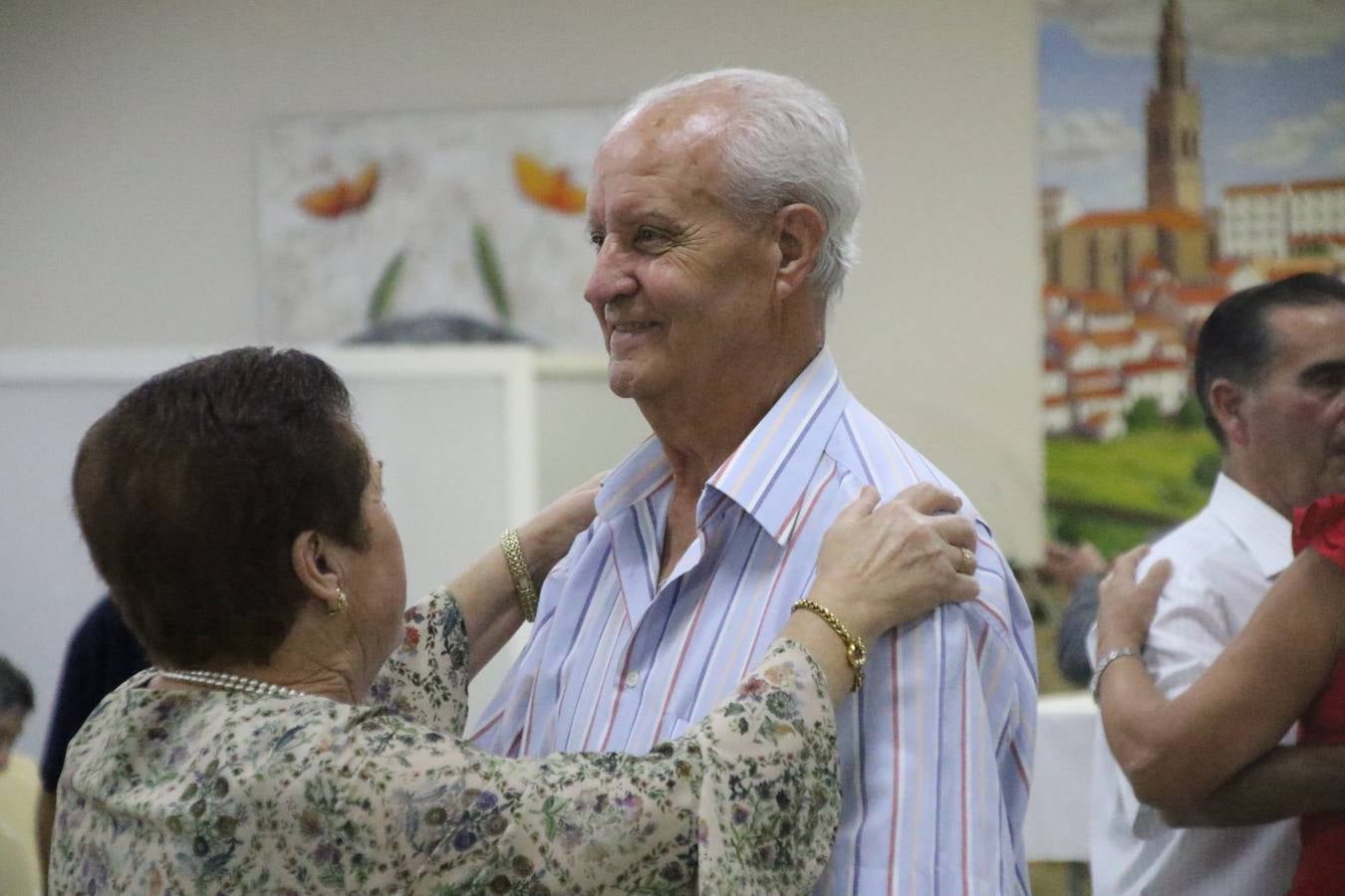 El Hogar de Mayores 'Mari Sousa' de Jerez de los Caballeros celebró, ayer, su XVII Aniversario con una comida y convivencia en el hotel restaurante 'Oasis'. La cita sirvió de marco para homenajear a 7 parejas que, este año, celebran sus bodas de oro.