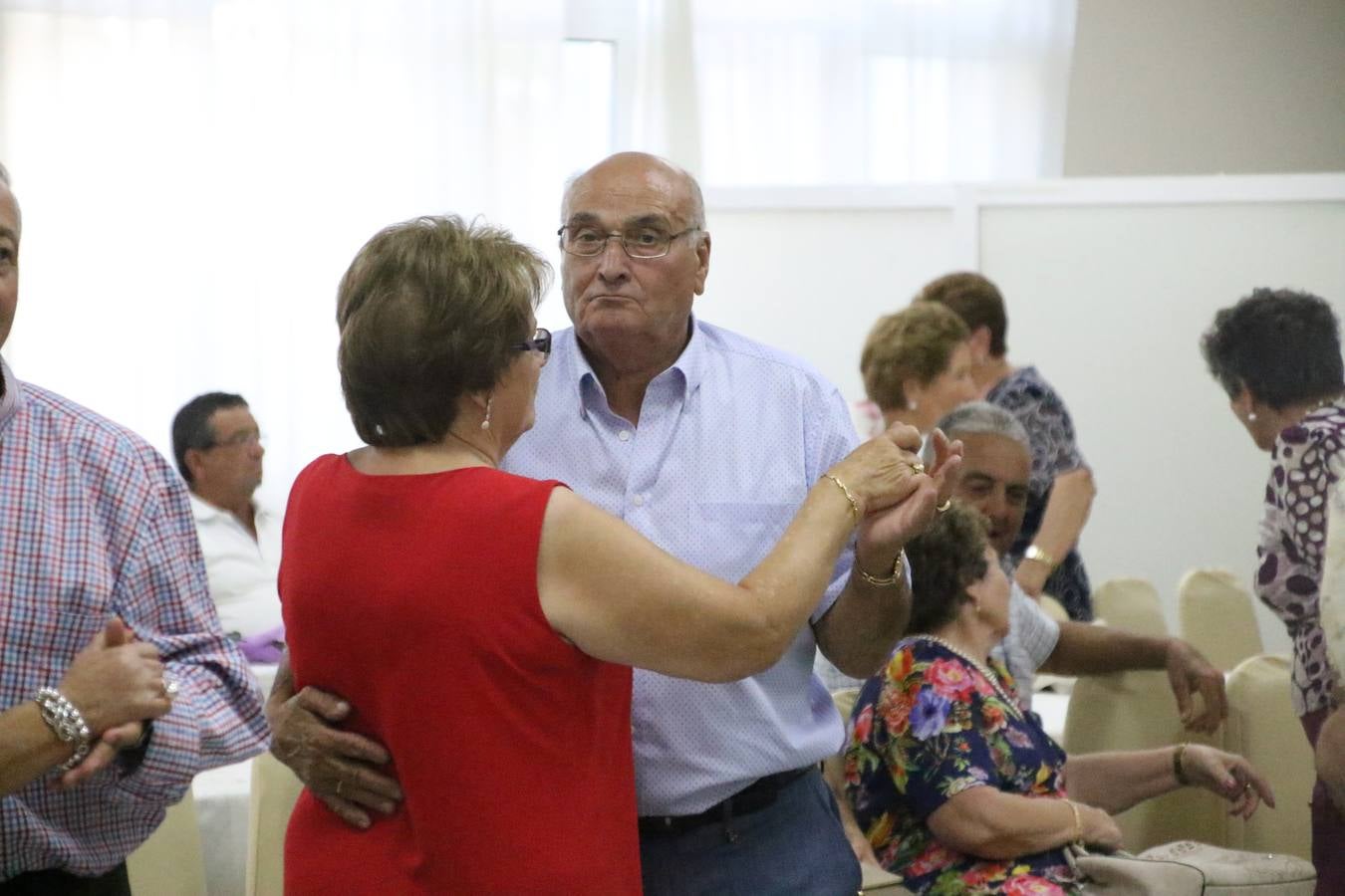 El Hogar de Mayores 'Mari Sousa' de Jerez de los Caballeros celebró, ayer, su XVII Aniversario con una comida y convivencia en el hotel restaurante 'Oasis'. La cita sirvió de marco para homenajear a 7 parejas que, este año, celebran sus bodas de oro.