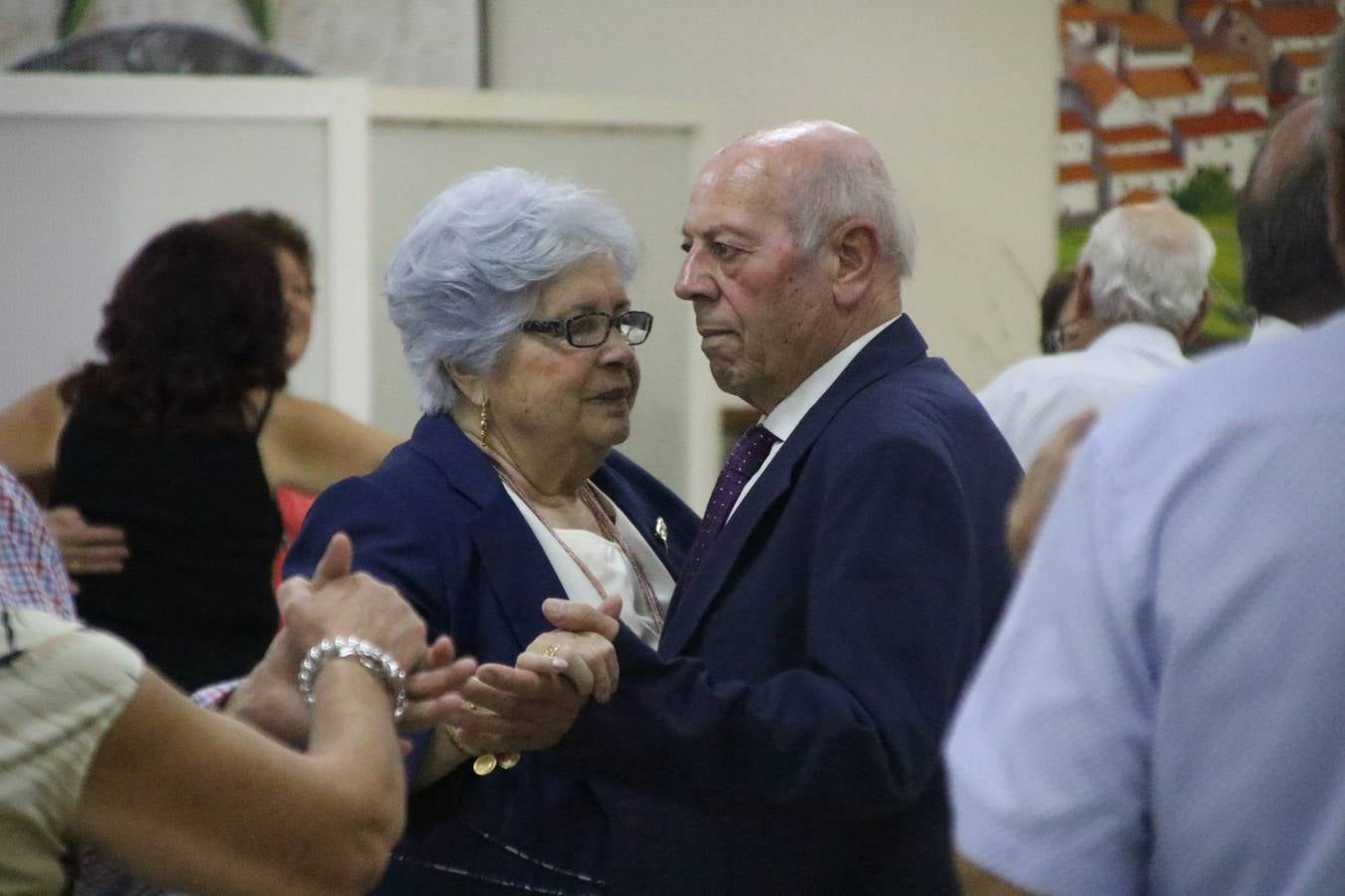 El Hogar de Mayores 'Mari Sousa' de Jerez de los Caballeros celebró, ayer, su XVII Aniversario con una comida y convivencia en el hotel restaurante 'Oasis'. La cita sirvió de marco para homenajear a 7 parejas que, este año, celebran sus bodas de oro.