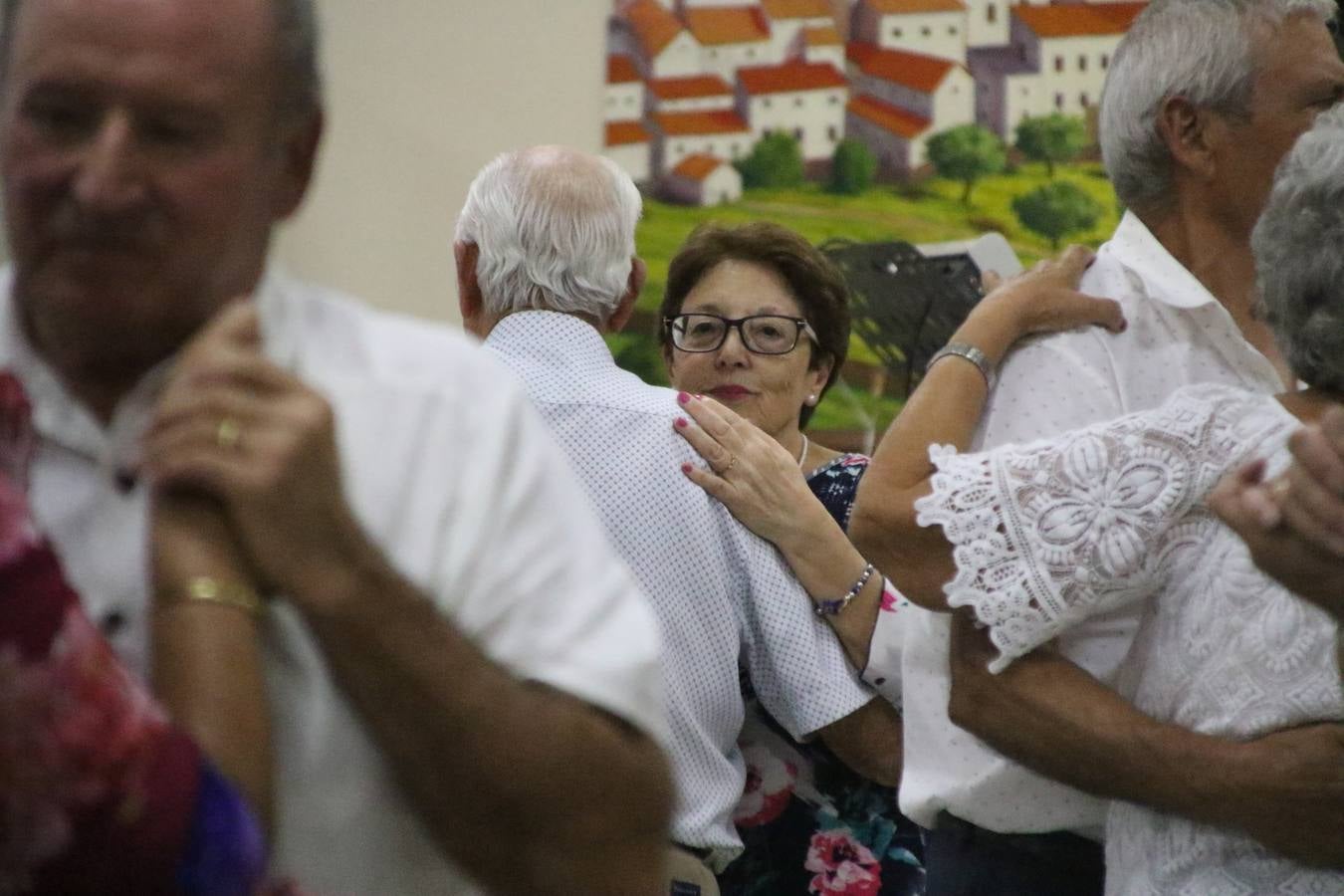 El Hogar de Mayores 'Mari Sousa' de Jerez de los Caballeros celebró, ayer, su XVII Aniversario con una comida y convivencia en el hotel restaurante 'Oasis'. La cita sirvió de marco para homenajear a 7 parejas que, este año, celebran sus bodas de oro.