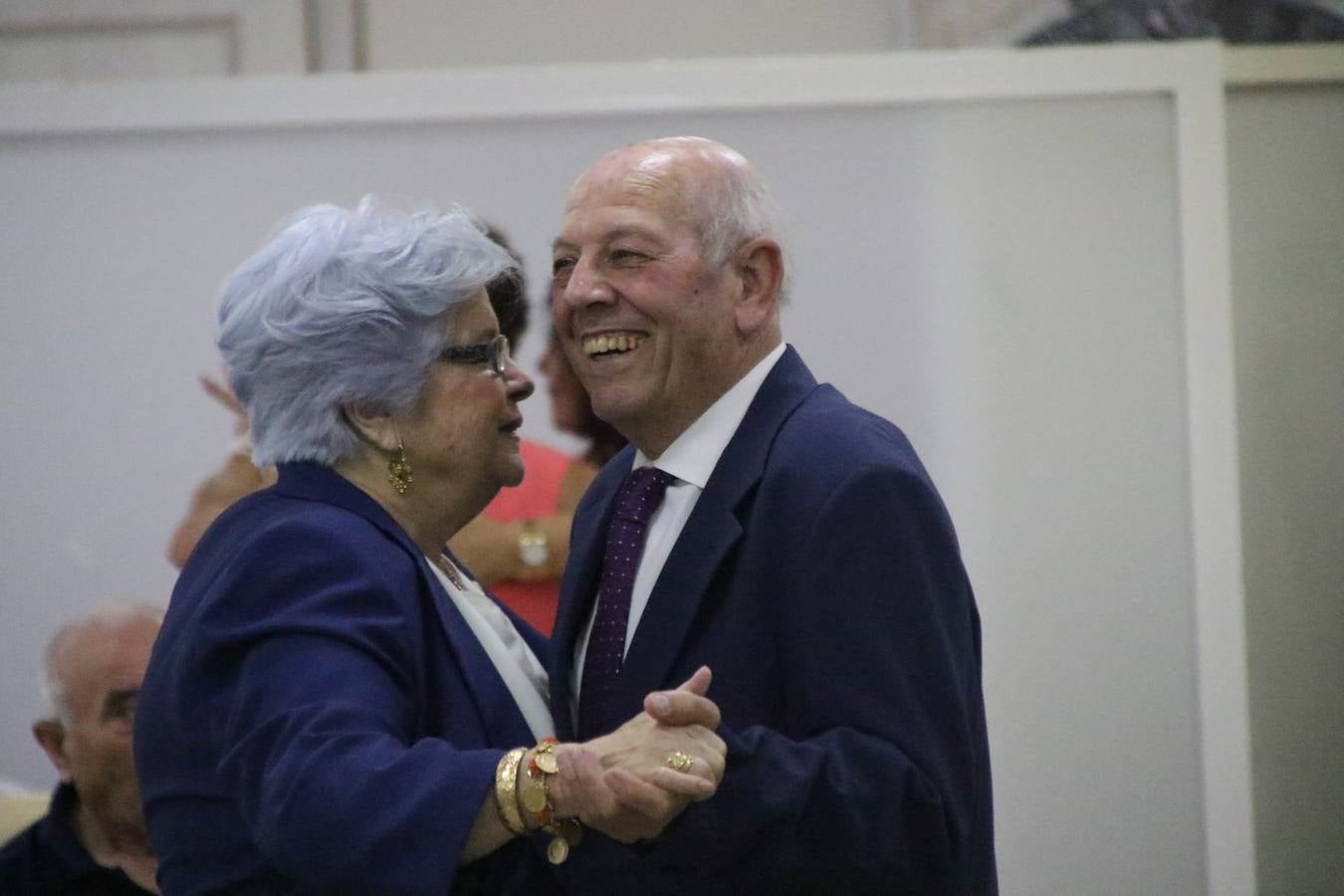 El Hogar de Mayores 'Mari Sousa' de Jerez de los Caballeros celebró, ayer, su XVII Aniversario con una comida y convivencia en el hotel restaurante 'Oasis'. La cita sirvió de marco para homenajear a 7 parejas que, este año, celebran sus bodas de oro.