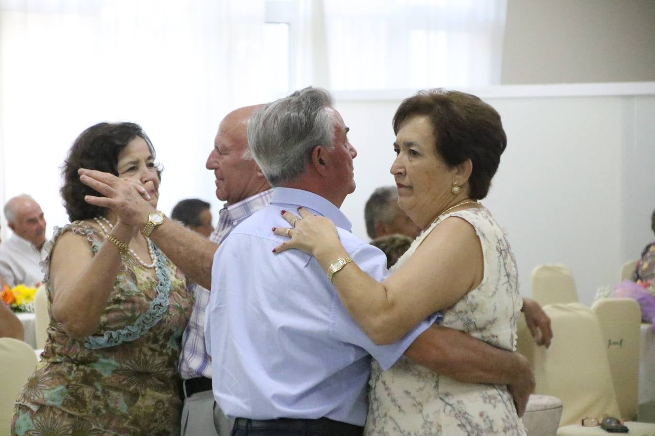 El Hogar de Mayores 'Mari Sousa' de Jerez de los Caballeros celebró, ayer, su XVII Aniversario con una comida y convivencia en el hotel restaurante 'Oasis'. La cita sirvió de marco para homenajear a 7 parejas que, este año, celebran sus bodas de oro.