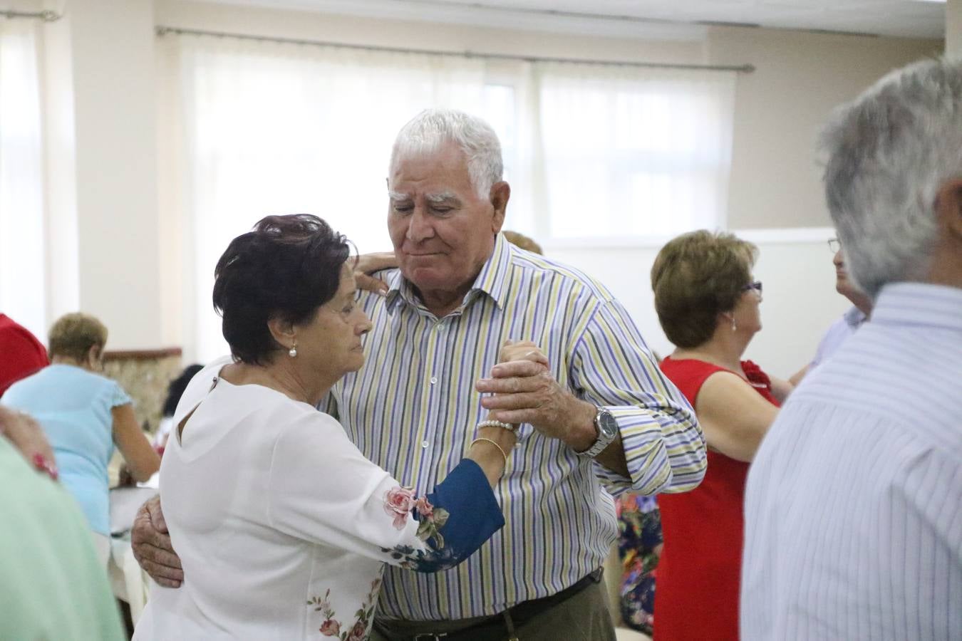 El Hogar de Mayores 'Mari Sousa' de Jerez de los Caballeros celebró, ayer, su XVII Aniversario con una comida y convivencia en el hotel restaurante 'Oasis'. La cita sirvió de marco para homenajear a 7 parejas que, este año, celebran sus bodas de oro.