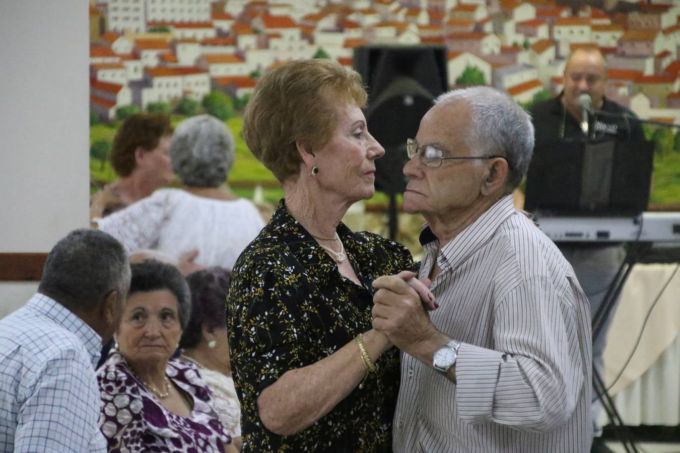 El Hogar de Mayores 'Mari Sousa' de Jerez de los Caballeros celebró, ayer, su XVII Aniversario con una comida y convivencia en el hotel restaurante 'Oasis'. La cita sirvió de marco para homenajear a 7 parejas que, este año, celebran sus bodas de oro.