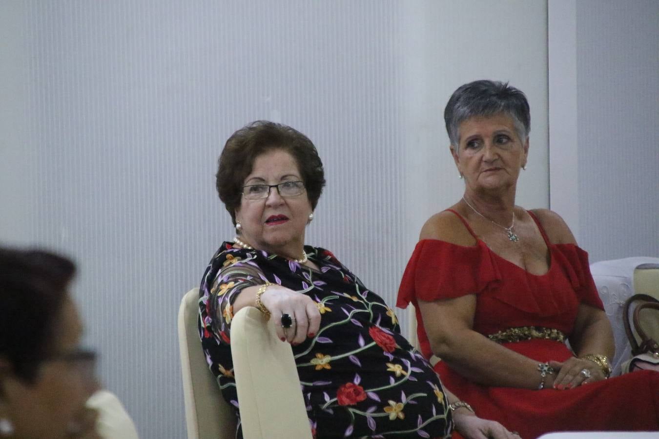 El Hogar de Mayores 'Mari Sousa' de Jerez de los Caballeros celebró, ayer, su XVII Aniversario con una comida y convivencia en el hotel restaurante 'Oasis'. La cita sirvió de marco para homenajear a 7 parejas que, este año, celebran sus bodas de oro.