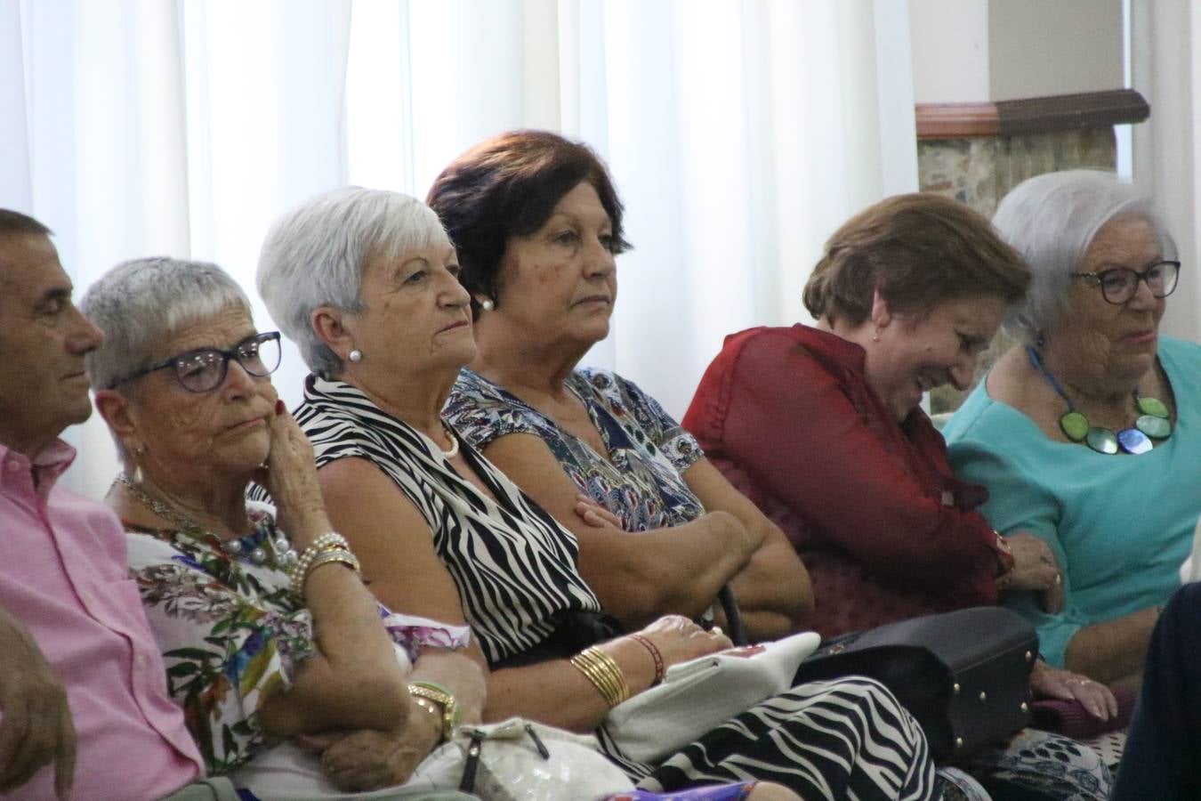 El Hogar de Mayores 'Mari Sousa' de Jerez de los Caballeros celebró, ayer, su XVII Aniversario con una comida y convivencia en el hotel restaurante 'Oasis'. La cita sirvió de marco para homenajear a 7 parejas que, este año, celebran sus bodas de oro.