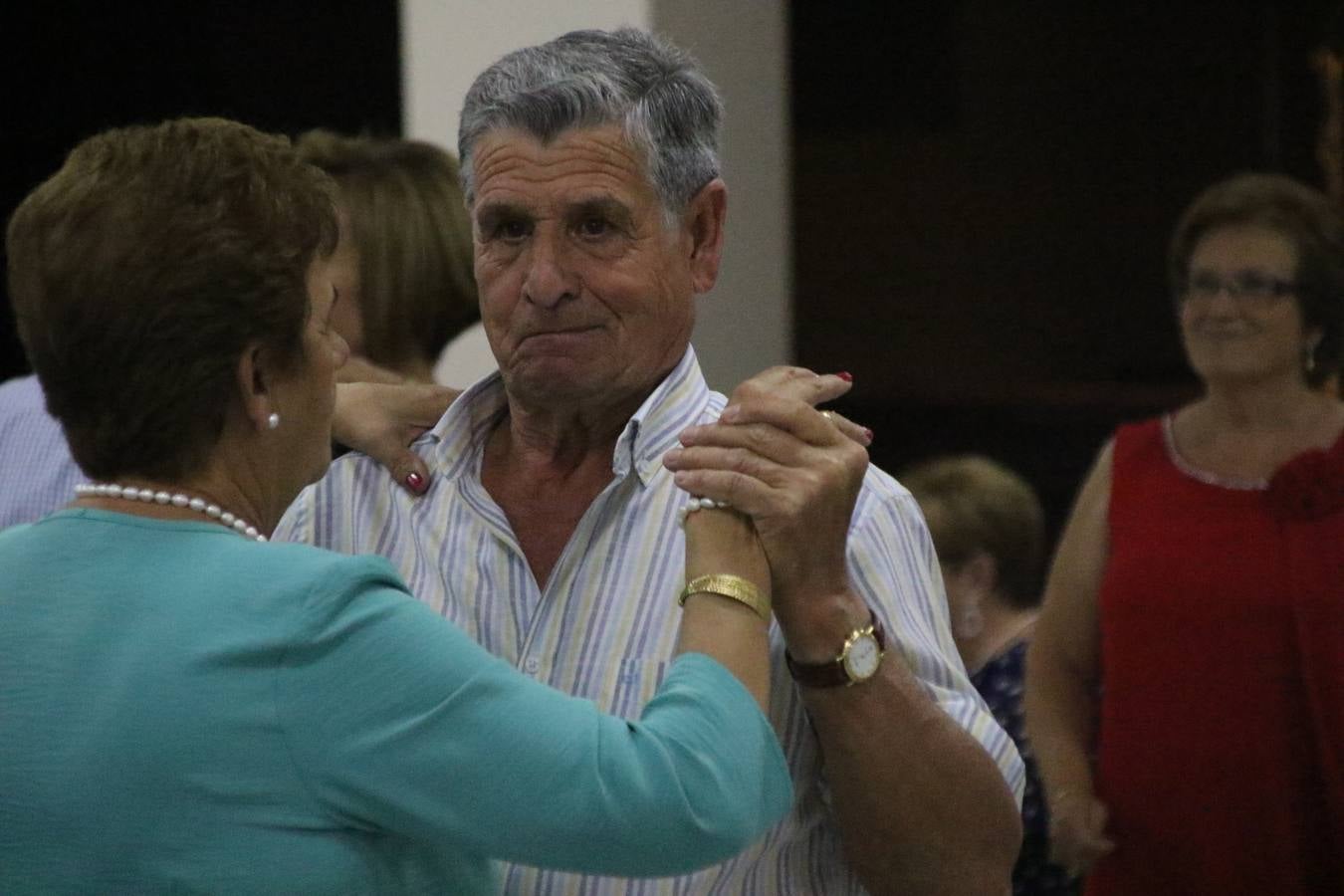 El Hogar de Mayores 'Mari Sousa' de Jerez de los Caballeros celebró, ayer, su XVII Aniversario con una comida y convivencia en el hotel restaurante 'Oasis'. La cita sirvió de marco para homenajear a 7 parejas que, este año, celebran sus bodas de oro.