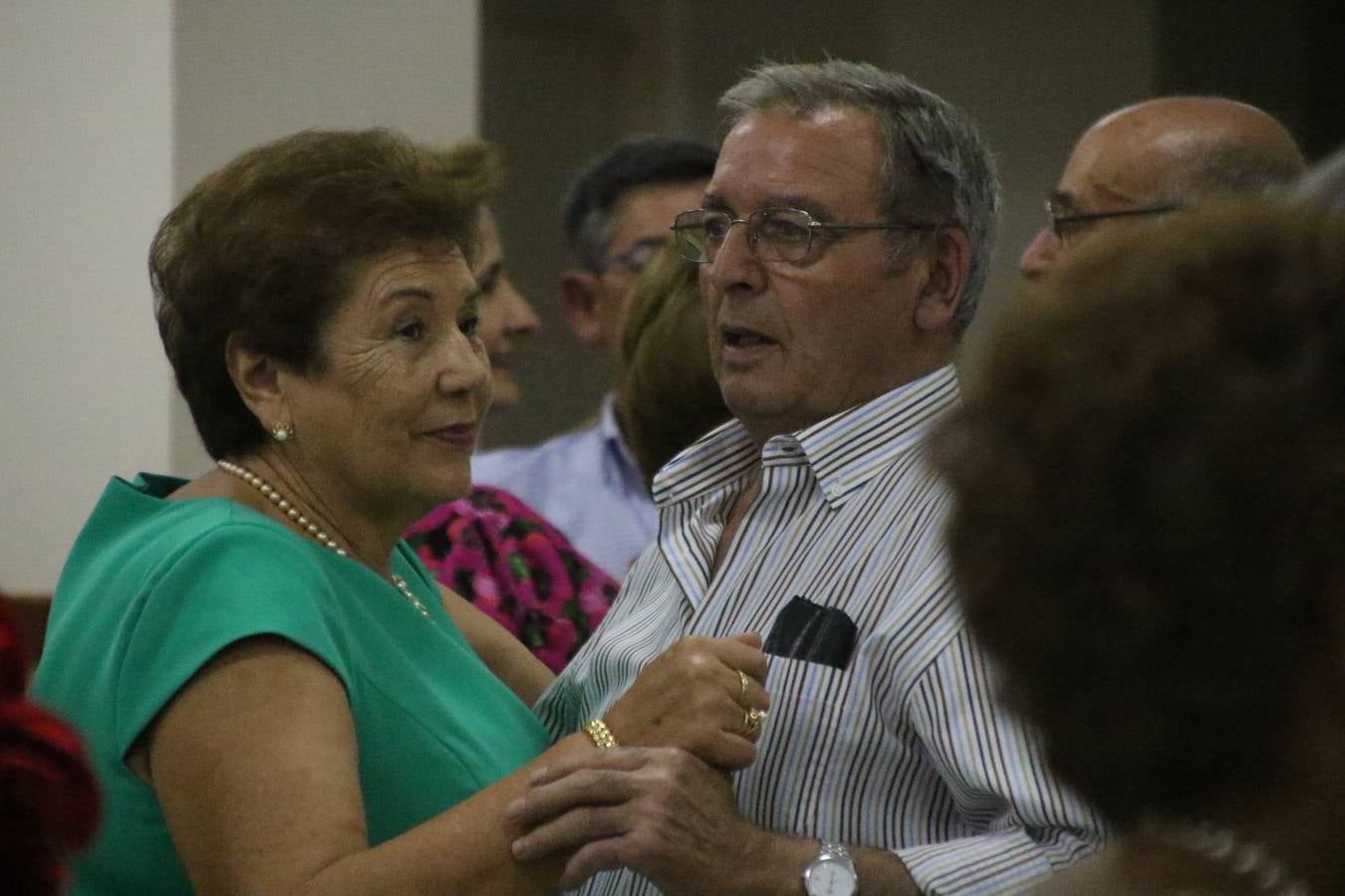 El Hogar de Mayores 'Mari Sousa' de Jerez de los Caballeros celebró, ayer, su XVII Aniversario con una comida y convivencia en el hotel restaurante 'Oasis'. La cita sirvió de marco para homenajear a 7 parejas que, este año, celebran sus bodas de oro.