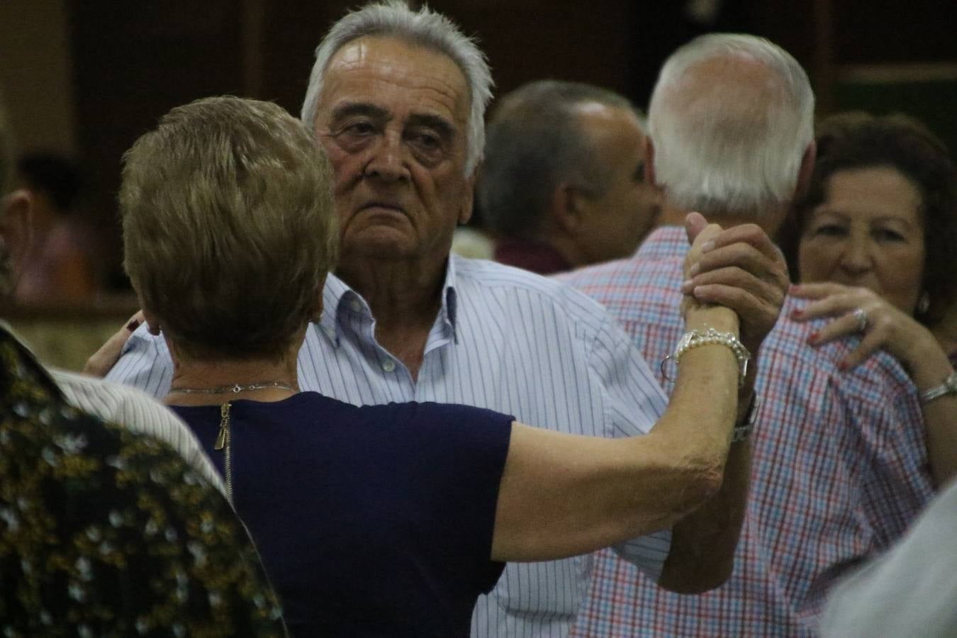 El Hogar de Mayores 'Mari Sousa' de Jerez de los Caballeros celebró, ayer, su XVII Aniversario con una comida y convivencia en el hotel restaurante 'Oasis'. La cita sirvió de marco para homenajear a 7 parejas que, este año, celebran sus bodas de oro.