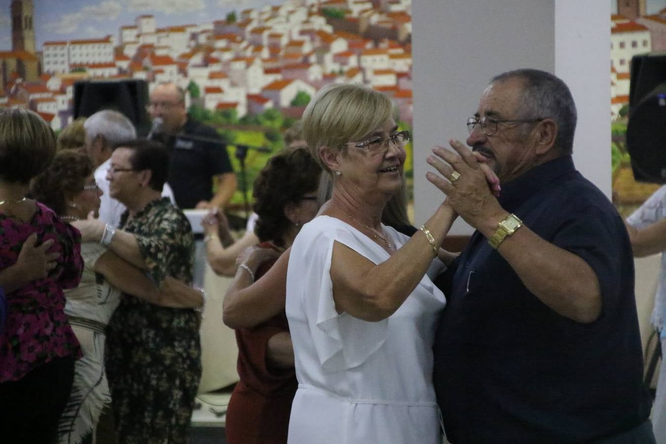 El Hogar de Mayores 'Mari Sousa' de Jerez de los Caballeros celebró, ayer, su XVII Aniversario con una comida y convivencia en el hotel restaurante 'Oasis'. La cita sirvió de marco para homenajear a 7 parejas que, este año, celebran sus bodas de oro.