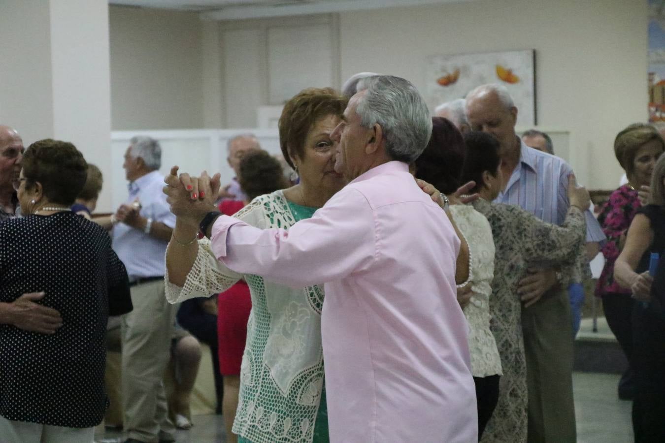 El Hogar de Mayores 'Mari Sousa' de Jerez de los Caballeros celebró, ayer, su XVII Aniversario con una comida y convivencia en el hotel restaurante 'Oasis'. La cita sirvió de marco para homenajear a 7 parejas que, este año, celebran sus bodas de oro.