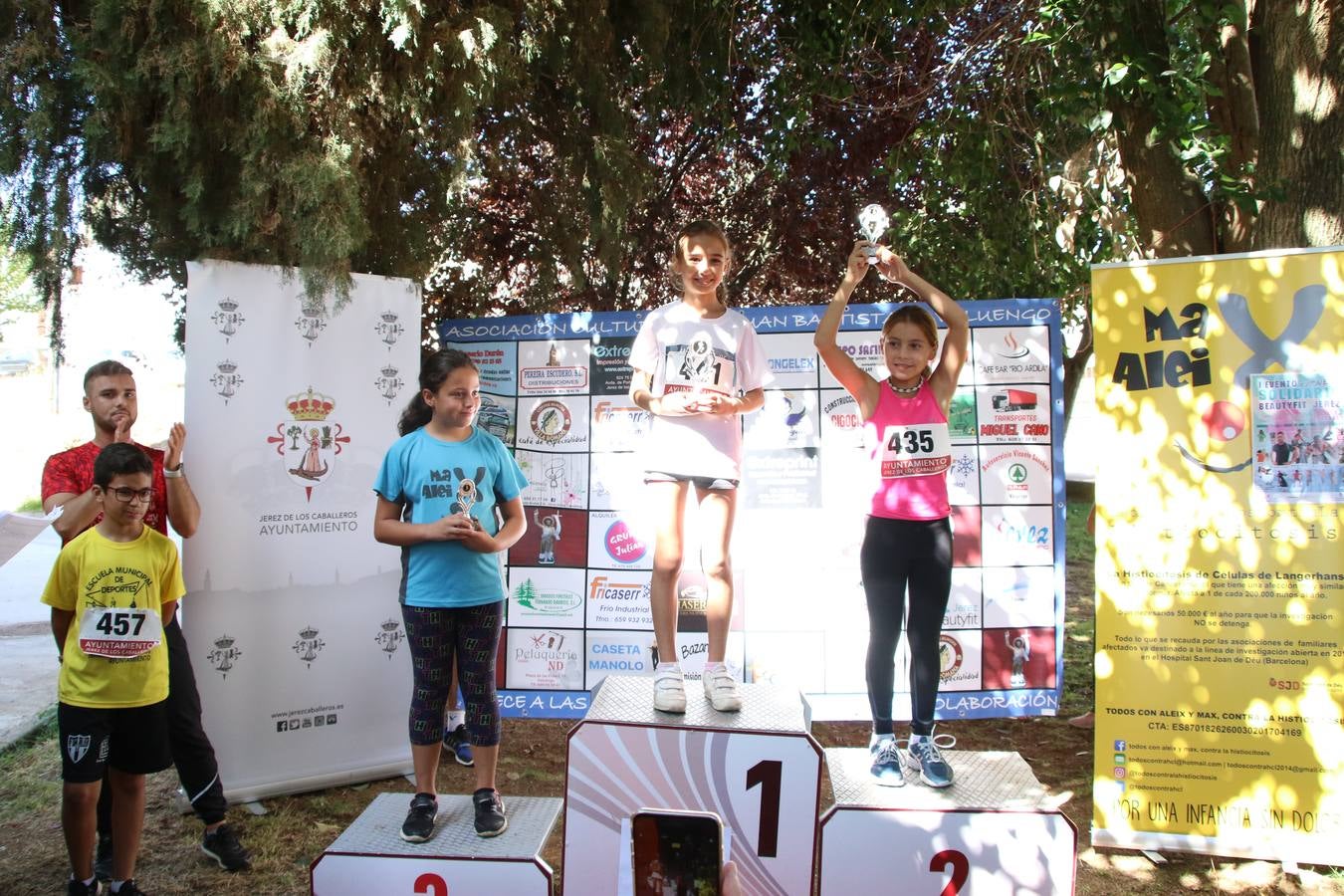 Valuengo continúa apostando por el deporte y la investigación de la Histiocitosis con la tercera edición del 'Cross Popular Valuengo', organizada por la Comisión de Festejos de la citada pedanía en colaboración con la Concejalía de Juventud y Deportes del Ayuntamiento de Jerez de los Caballeros y el Programa de Dinamización Deportiva de la Mancomunidad Sierra Suroeste. La citada prueba deportiva se ha celebrado esta mañana y ha contado con más de 140 participantes, entre todas las categorías.Celso Graciano y Estefanía Carretero se han convertido en los vencedores de la prueba general, y José Joaquín García y Rosa González han ocupado los primeros puestos locales.