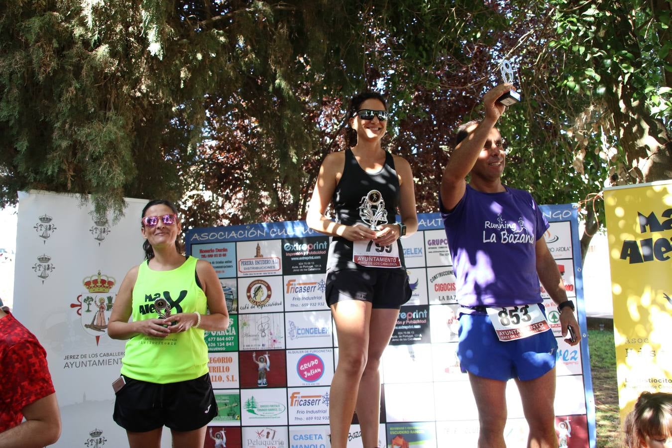 Valuengo continúa apostando por el deporte y la investigación de la Histiocitosis con la tercera edición del 'Cross Popular Valuengo', organizada por la Comisión de Festejos de la citada pedanía en colaboración con la Concejalía de Juventud y Deportes del Ayuntamiento de Jerez de los Caballeros y el Programa de Dinamización Deportiva de la Mancomunidad Sierra Suroeste. La citada prueba deportiva se ha celebrado esta mañana y ha contado con más de 140 participantes, entre todas las categorías.Celso Graciano y Estefanía Carretero se han convertido en los vencedores de la prueba general, y José Joaquín García y Rosa González han ocupado los primeros puestos locales.