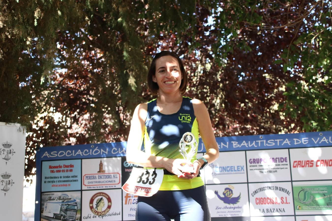 Valuengo continúa apostando por el deporte y la investigación de la Histiocitosis con la tercera edición del 'Cross Popular Valuengo', organizada por la Comisión de Festejos de la citada pedanía en colaboración con la Concejalía de Juventud y Deportes del Ayuntamiento de Jerez de los Caballeros y el Programa de Dinamización Deportiva de la Mancomunidad Sierra Suroeste. La citada prueba deportiva se ha celebrado esta mañana y ha contado con más de 140 participantes, entre todas las categorías.Celso Graciano y Estefanía Carretero se han convertido en los vencedores de la prueba general, y José Joaquín García y Rosa González han ocupado los primeros puestos locales.