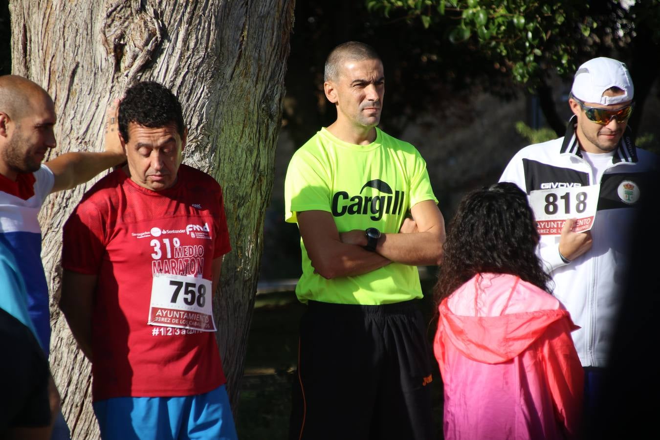 Valuengo continúa apostando por el deporte y la investigación de la Histiocitosis con la tercera edición del 'Cross Popular Valuengo', organizada por la Comisión de Festejos de la citada pedanía en colaboración con la Concejalía de Juventud y Deportes del Ayuntamiento de Jerez de los Caballeros y el Programa de Dinamización Deportiva de la Mancomunidad Sierra Suroeste. La citada prueba deportiva se ha celebrado esta mañana y ha contado con más de 140 participantes, entre todas las categorías.Celso Graciano y Estefanía Carretero se han convertido en los vencedores de la prueba general, y José Joaquín García y Rosa González han ocupado los primeros puestos locales.