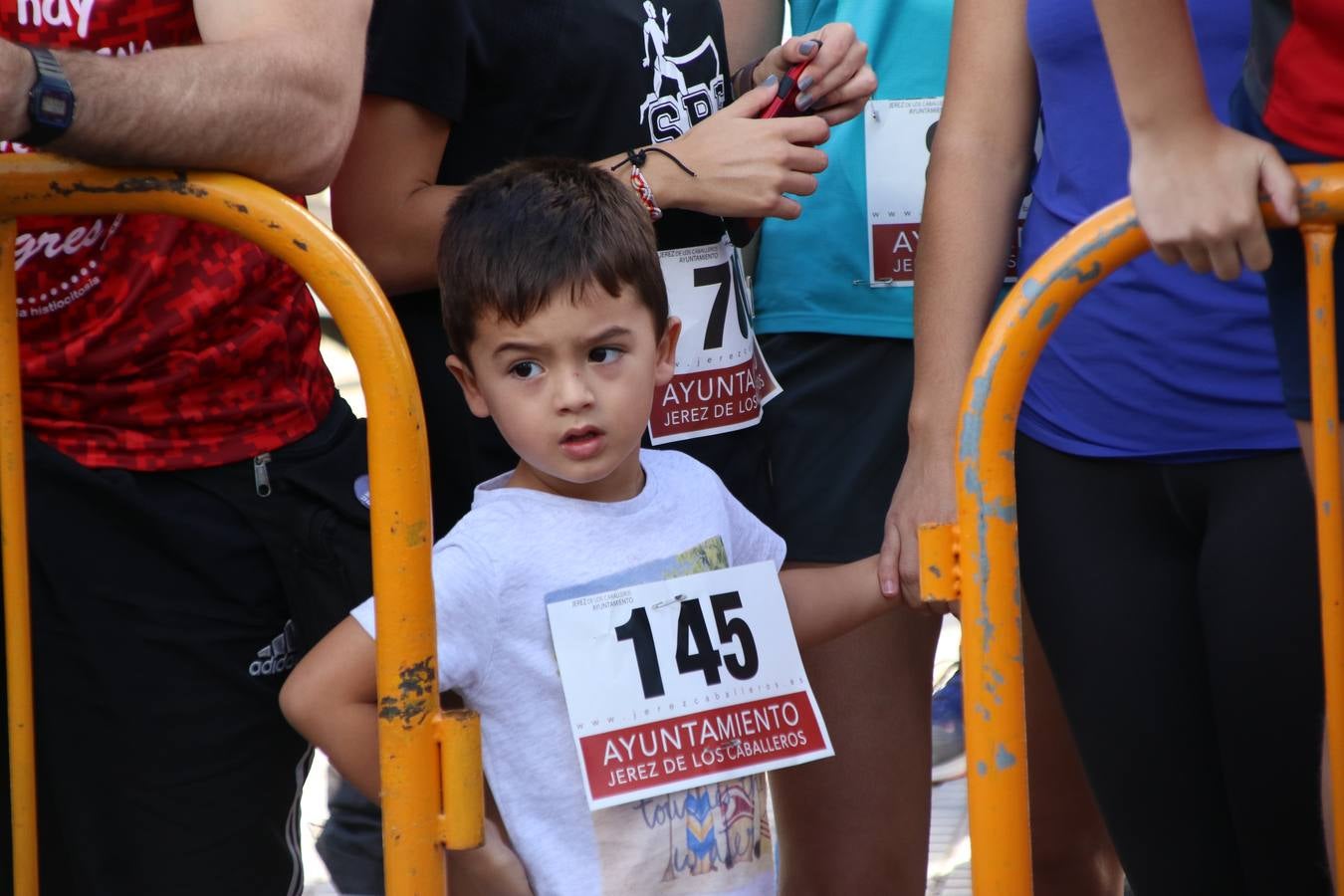 Valuengo continúa apostando por el deporte y la investigación de la Histiocitosis con la tercera edición del 'Cross Popular Valuengo', organizada por la Comisión de Festejos de la citada pedanía en colaboración con la Concejalía de Juventud y Deportes del Ayuntamiento de Jerez de los Caballeros y el Programa de Dinamización Deportiva de la Mancomunidad Sierra Suroeste. La citada prueba deportiva se ha celebrado esta mañana y ha contado con más de 140 participantes, entre todas las categorías.Celso Graciano y Estefanía Carretero se han convertido en los vencedores de la prueba general, y José Joaquín García y Rosa González han ocupado los primeros puestos locales.