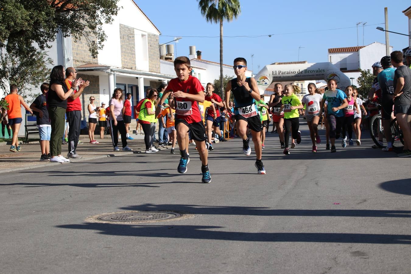 Valuengo continúa apostando por el deporte y la investigación de la Histiocitosis con la tercera edición del 'Cross Popular Valuengo', organizada por la Comisión de Festejos de la citada pedanía en colaboración con la Concejalía de Juventud y Deportes del Ayuntamiento de Jerez de los Caballeros y el Programa de Dinamización Deportiva de la Mancomunidad Sierra Suroeste. La citada prueba deportiva se ha celebrado esta mañana y ha contado con más de 140 participantes, entre todas las categorías.Celso Graciano y Estefanía Carretero se han convertido en los vencedores de la prueba general, y José Joaquín García y Rosa González han ocupado los primeros puestos locales.