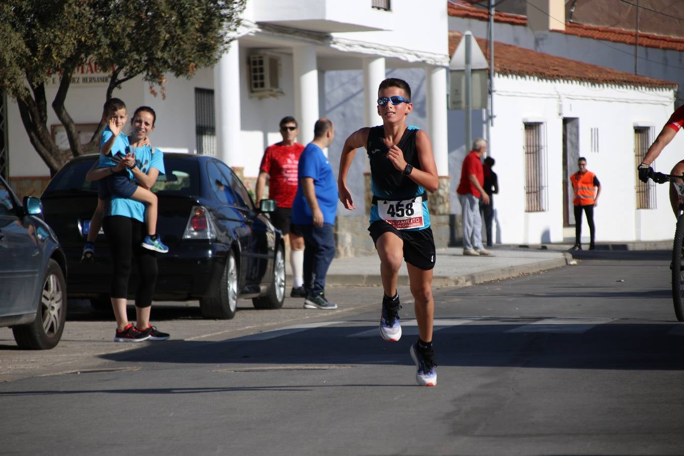 Valuengo continúa apostando por el deporte y la investigación de la Histiocitosis con la tercera edición del 'Cross Popular Valuengo', organizada por la Comisión de Festejos de la citada pedanía en colaboración con la Concejalía de Juventud y Deportes del Ayuntamiento de Jerez de los Caballeros y el Programa de Dinamización Deportiva de la Mancomunidad Sierra Suroeste. La citada prueba deportiva se ha celebrado esta mañana y ha contado con más de 140 participantes, entre todas las categorías.Celso Graciano y Estefanía Carretero se han convertido en los vencedores de la prueba general, y José Joaquín García y Rosa González han ocupado los primeros puestos locales.