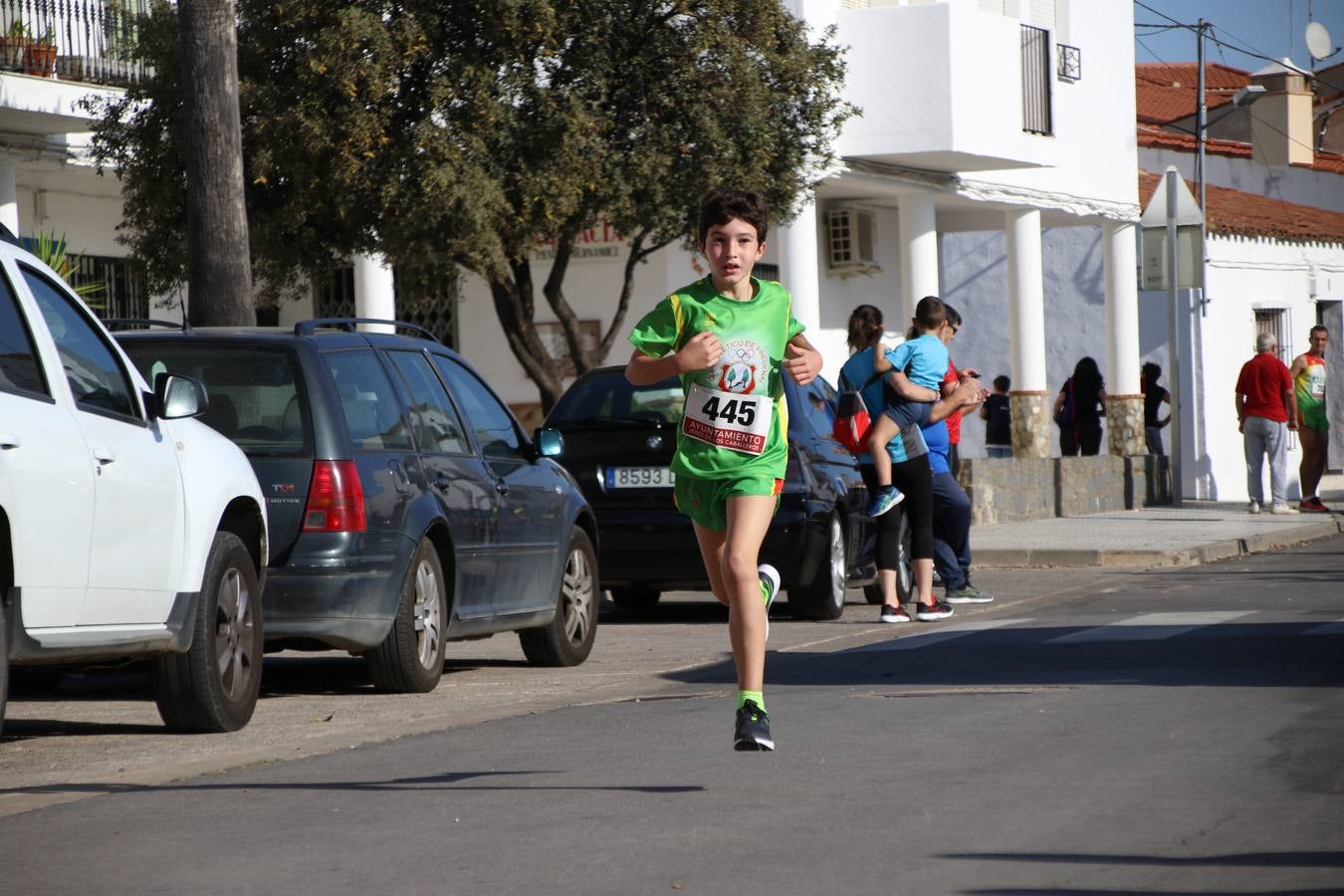 Valuengo continúa apostando por el deporte y la investigación de la Histiocitosis con la tercera edición del 'Cross Popular Valuengo', organizada por la Comisión de Festejos de la citada pedanía en colaboración con la Concejalía de Juventud y Deportes del Ayuntamiento de Jerez de los Caballeros y el Programa de Dinamización Deportiva de la Mancomunidad Sierra Suroeste. La citada prueba deportiva se ha celebrado esta mañana y ha contado con más de 140 participantes, entre todas las categorías.Celso Graciano y Estefanía Carretero se han convertido en los vencedores de la prueba general, y José Joaquín García y Rosa González han ocupado los primeros puestos locales.