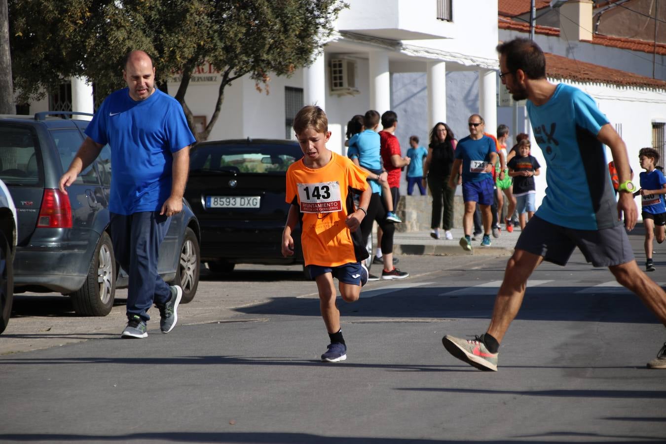 Valuengo continúa apostando por el deporte y la investigación de la Histiocitosis con la tercera edición del 'Cross Popular Valuengo', organizada por la Comisión de Festejos de la citada pedanía en colaboración con la Concejalía de Juventud y Deportes del Ayuntamiento de Jerez de los Caballeros y el Programa de Dinamización Deportiva de la Mancomunidad Sierra Suroeste. La citada prueba deportiva se ha celebrado esta mañana y ha contado con más de 140 participantes, entre todas las categorías.Celso Graciano y Estefanía Carretero se han convertido en los vencedores de la prueba general, y José Joaquín García y Rosa González han ocupado los primeros puestos locales.