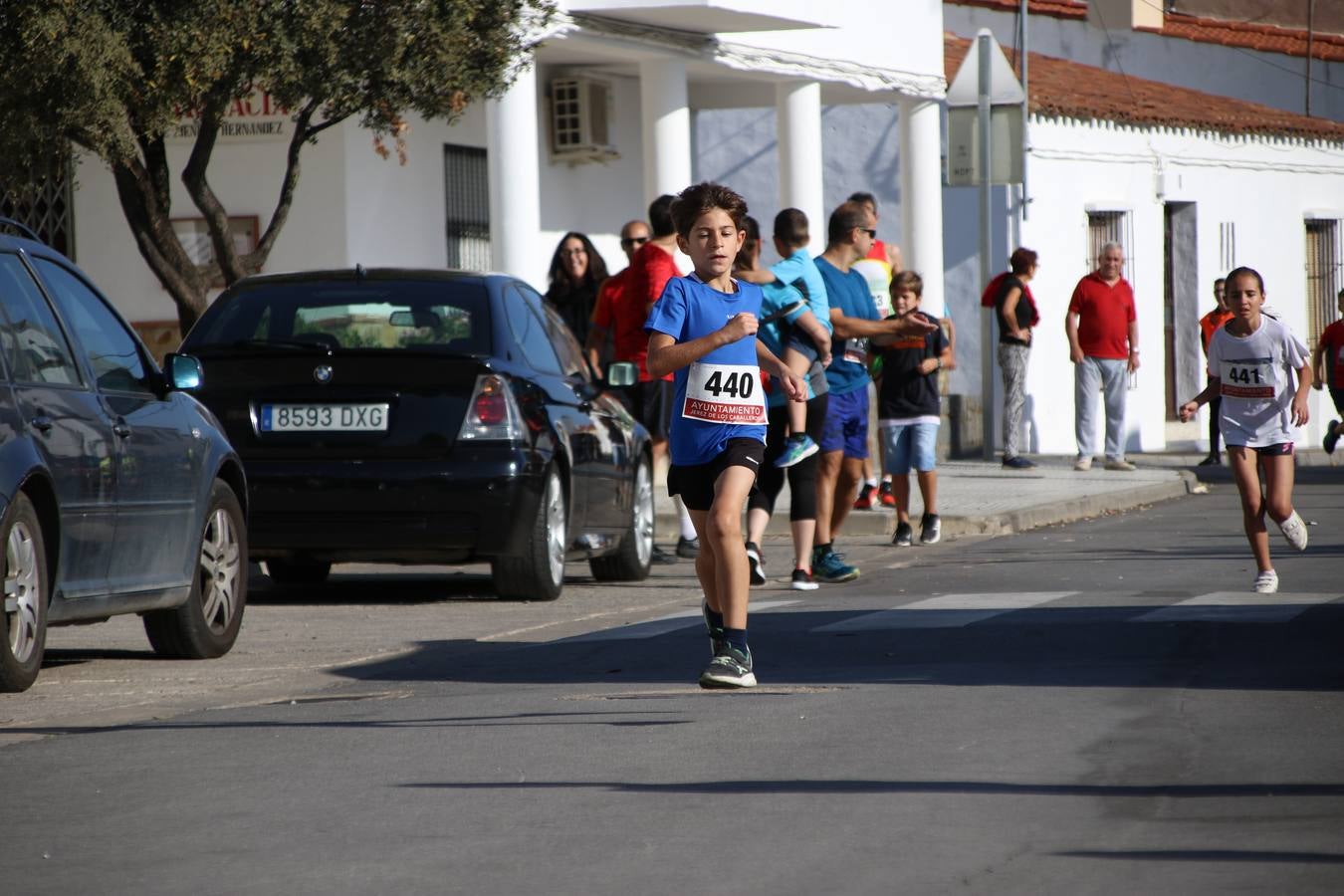 Valuengo continúa apostando por el deporte y la investigación de la Histiocitosis con la tercera edición del 'Cross Popular Valuengo', organizada por la Comisión de Festejos de la citada pedanía en colaboración con la Concejalía de Juventud y Deportes del Ayuntamiento de Jerez de los Caballeros y el Programa de Dinamización Deportiva de la Mancomunidad Sierra Suroeste. La citada prueba deportiva se ha celebrado esta mañana y ha contado con más de 140 participantes, entre todas las categorías.Celso Graciano y Estefanía Carretero se han convertido en los vencedores de la prueba general, y José Joaquín García y Rosa González han ocupado los primeros puestos locales.