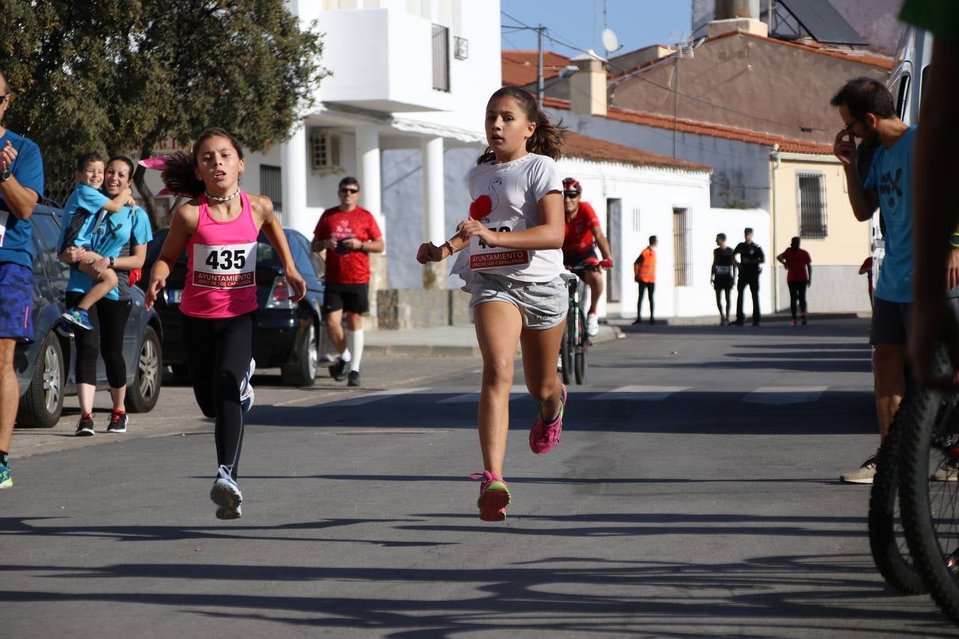 Valuengo continúa apostando por el deporte y la investigación de la Histiocitosis con la tercera edición del 'Cross Popular Valuengo', organizada por la Comisión de Festejos de la citada pedanía en colaboración con la Concejalía de Juventud y Deportes del Ayuntamiento de Jerez de los Caballeros y el Programa de Dinamización Deportiva de la Mancomunidad Sierra Suroeste. La citada prueba deportiva se ha celebrado esta mañana y ha contado con más de 140 participantes, entre todas las categorías.Celso Graciano y Estefanía Carretero se han convertido en los vencedores de la prueba general, y José Joaquín García y Rosa González han ocupado los primeros puestos locales.