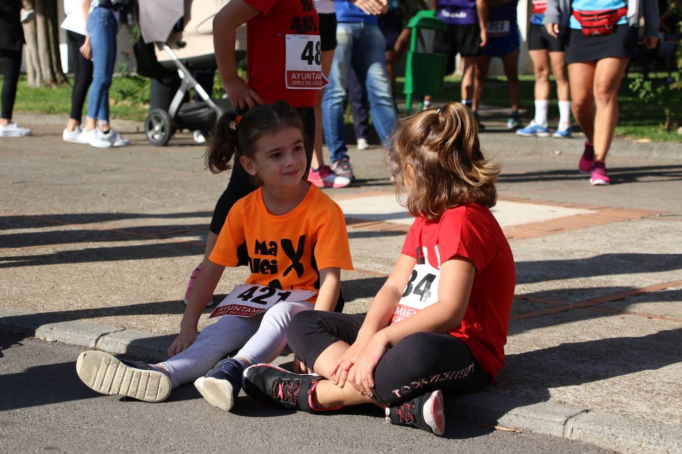 Valuengo continúa apostando por el deporte y la investigación de la Histiocitosis con la tercera edición del 'Cross Popular Valuengo', organizada por la Comisión de Festejos de la citada pedanía en colaboración con la Concejalía de Juventud y Deportes del Ayuntamiento de Jerez de los Caballeros y el Programa de Dinamización Deportiva de la Mancomunidad Sierra Suroeste. La citada prueba deportiva se ha celebrado esta mañana y ha contado con más de 140 participantes, entre todas las categorías.Celso Graciano y Estefanía Carretero se han convertido en los vencedores de la prueba general, y José Joaquín García y Rosa González han ocupado los primeros puestos locales.