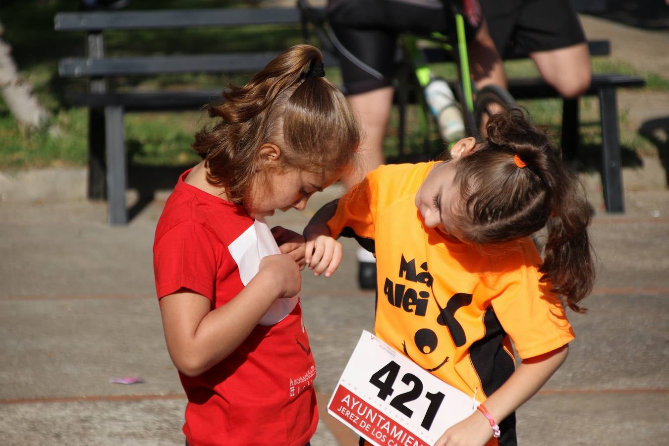 Valuengo continúa apostando por el deporte y la investigación de la Histiocitosis con la tercera edición del 'Cross Popular Valuengo', organizada por la Comisión de Festejos de la citada pedanía en colaboración con la Concejalía de Juventud y Deportes del Ayuntamiento de Jerez de los Caballeros y el Programa de Dinamización Deportiva de la Mancomunidad Sierra Suroeste. La citada prueba deportiva se ha celebrado esta mañana y ha contado con más de 140 participantes, entre todas las categorías.Celso Graciano y Estefanía Carretero se han convertido en los vencedores de la prueba general, y José Joaquín García y Rosa González han ocupado los primeros puestos locales.