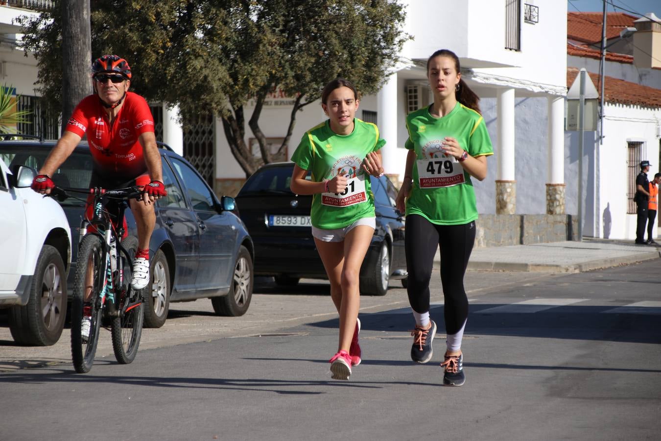 Valuengo continúa apostando por el deporte y la investigación de la Histiocitosis con la tercera edición del 'Cross Popular Valuengo', organizada por la Comisión de Festejos de la citada pedanía en colaboración con la Concejalía de Juventud y Deportes del Ayuntamiento de Jerez de los Caballeros y el Programa de Dinamización Deportiva de la Mancomunidad Sierra Suroeste. La citada prueba deportiva se ha celebrado esta mañana y ha contado con más de 140 participantes, entre todas las categorías.Celso Graciano y Estefanía Carretero se han convertido en los vencedores de la prueba general, y José Joaquín García y Rosa González han ocupado los primeros puestos locales.