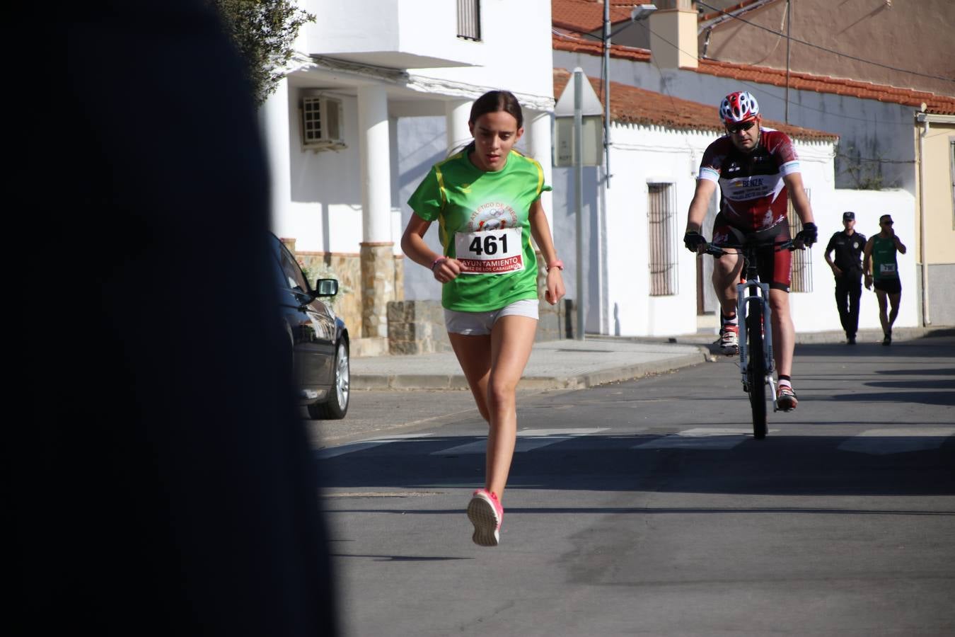 Valuengo continúa apostando por el deporte y la investigación de la Histiocitosis con la tercera edición del 'Cross Popular Valuengo', organizada por la Comisión de Festejos de la citada pedanía en colaboración con la Concejalía de Juventud y Deportes del Ayuntamiento de Jerez de los Caballeros y el Programa de Dinamización Deportiva de la Mancomunidad Sierra Suroeste. La citada prueba deportiva se ha celebrado esta mañana y ha contado con más de 140 participantes, entre todas las categorías.Celso Graciano y Estefanía Carretero se han convertido en los vencedores de la prueba general, y José Joaquín García y Rosa González han ocupado los primeros puestos locales.