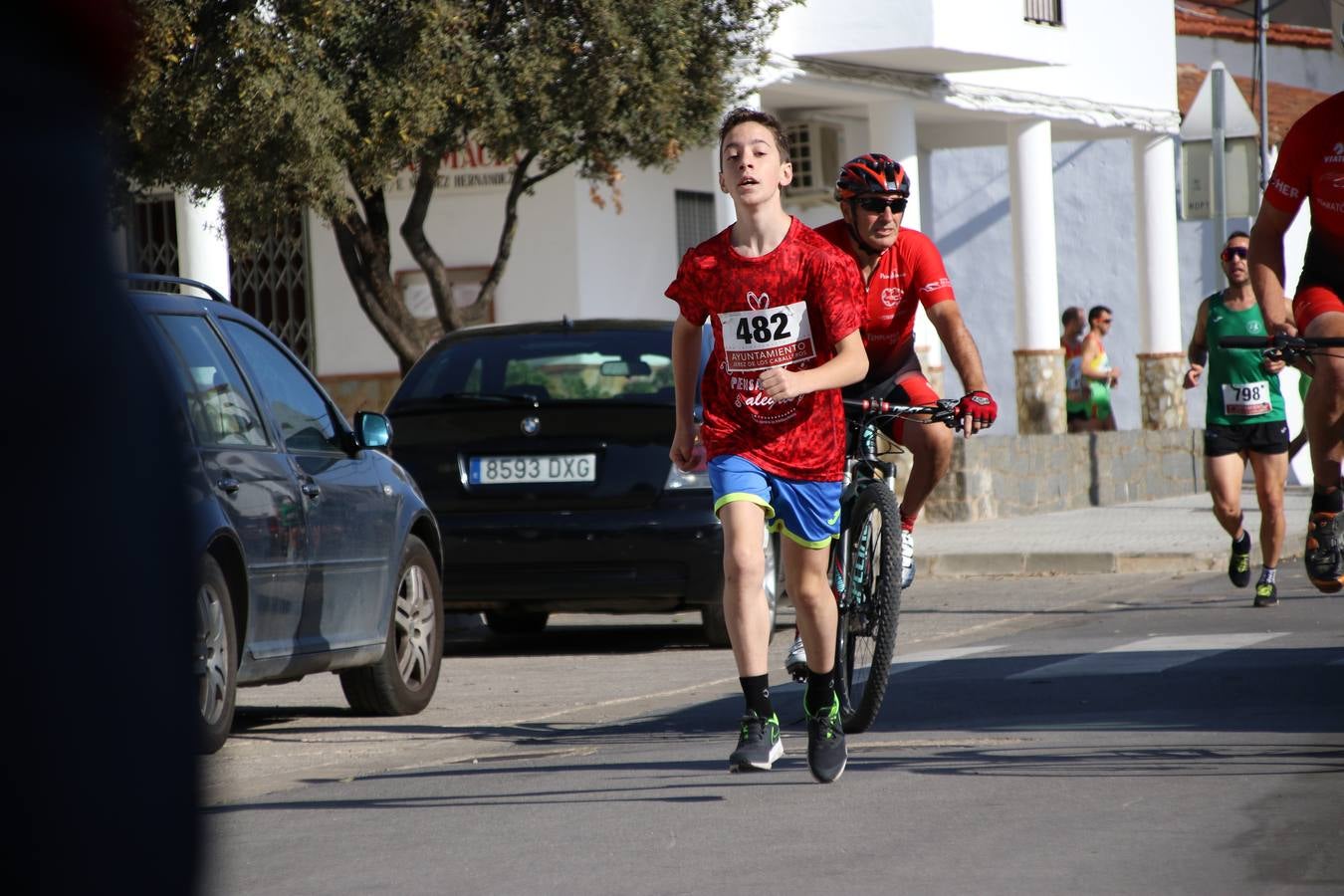 Valuengo continúa apostando por el deporte y la investigación de la Histiocitosis con la tercera edición del 'Cross Popular Valuengo', organizada por la Comisión de Festejos de la citada pedanía en colaboración con la Concejalía de Juventud y Deportes del Ayuntamiento de Jerez de los Caballeros y el Programa de Dinamización Deportiva de la Mancomunidad Sierra Suroeste. La citada prueba deportiva se ha celebrado esta mañana y ha contado con más de 140 participantes, entre todas las categorías.Celso Graciano y Estefanía Carretero se han convertido en los vencedores de la prueba general, y José Joaquín García y Rosa González han ocupado los primeros puestos locales.