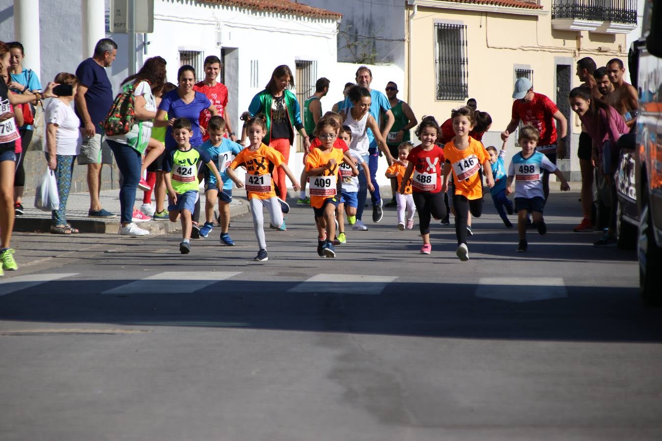 Valuengo continúa apostando por el deporte y la investigación de la Histiocitosis con la tercera edición del 'Cross Popular Valuengo', organizada por la Comisión de Festejos de la citada pedanía en colaboración con la Concejalía de Juventud y Deportes del Ayuntamiento de Jerez de los Caballeros y el Programa de Dinamización Deportiva de la Mancomunidad Sierra Suroeste. La citada prueba deportiva se ha celebrado esta mañana y ha contado con más de 140 participantes, entre todas las categorías.Celso Graciano y Estefanía Carretero se han convertido en los vencedores de la prueba general, y José Joaquín García y Rosa González han ocupado los primeros puestos locales.