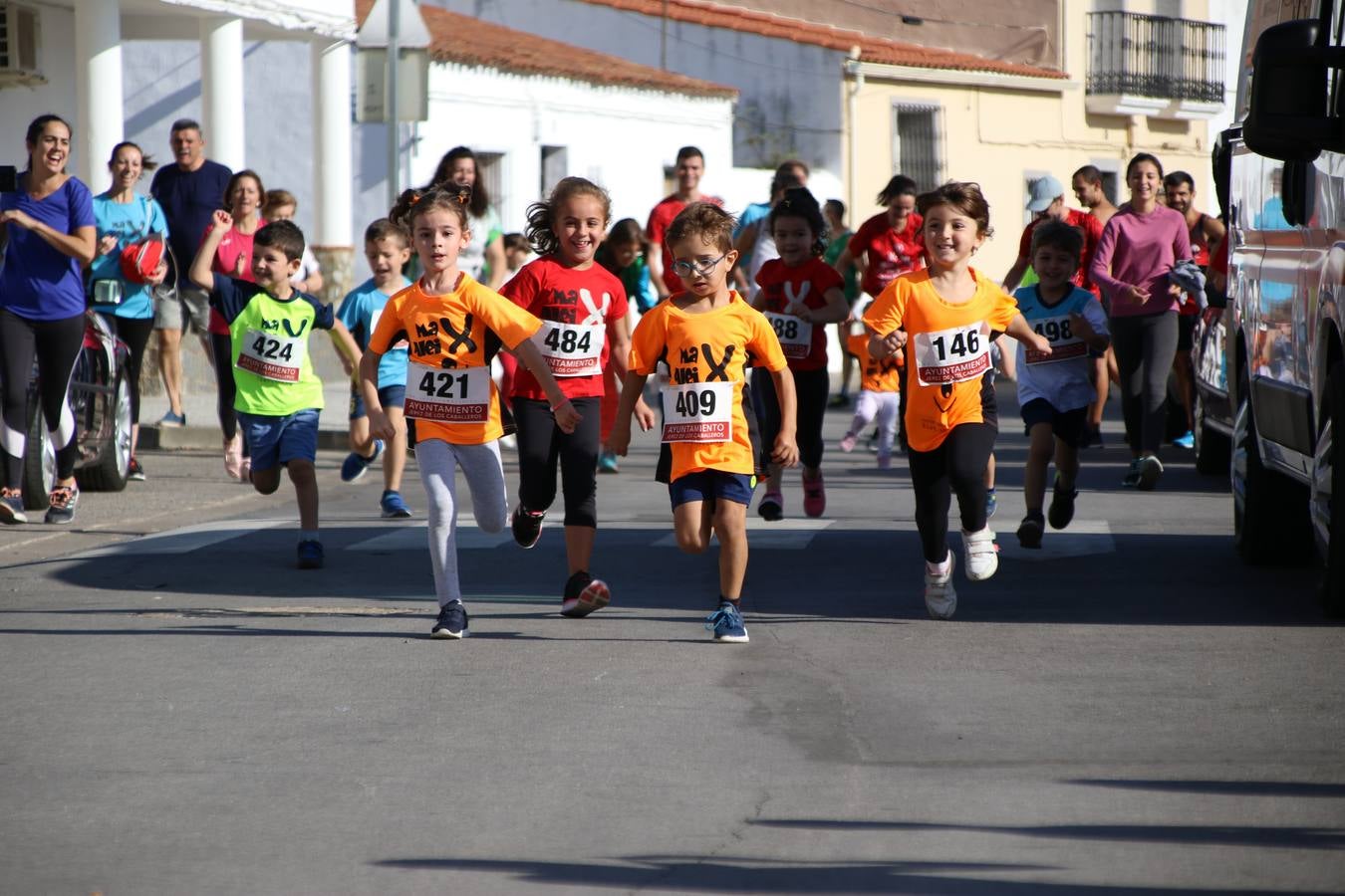 Valuengo continúa apostando por el deporte y la investigación de la Histiocitosis con la tercera edición del 'Cross Popular Valuengo', organizada por la Comisión de Festejos de la citada pedanía en colaboración con la Concejalía de Juventud y Deportes del Ayuntamiento de Jerez de los Caballeros y el Programa de Dinamización Deportiva de la Mancomunidad Sierra Suroeste. La citada prueba deportiva se ha celebrado esta mañana y ha contado con más de 140 participantes, entre todas las categorías.Celso Graciano y Estefanía Carretero se han convertido en los vencedores de la prueba general, y José Joaquín García y Rosa González han ocupado los primeros puestos locales.