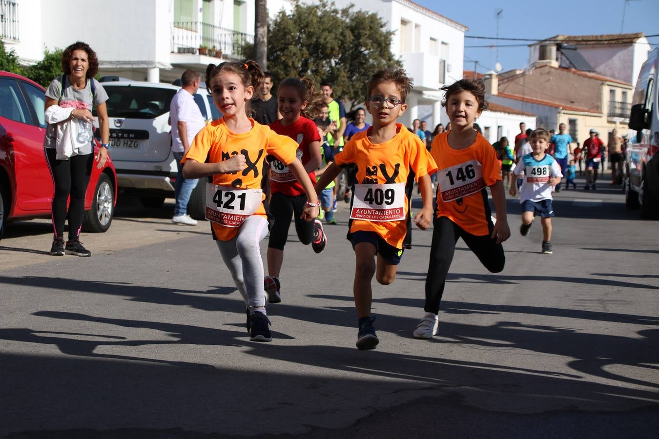 Valuengo continúa apostando por el deporte y la investigación de la Histiocitosis con la tercera edición del 'Cross Popular Valuengo', organizada por la Comisión de Festejos de la citada pedanía en colaboración con la Concejalía de Juventud y Deportes del Ayuntamiento de Jerez de los Caballeros y el Programa de Dinamización Deportiva de la Mancomunidad Sierra Suroeste. La citada prueba deportiva se ha celebrado esta mañana y ha contado con más de 140 participantes, entre todas las categorías.Celso Graciano y Estefanía Carretero se han convertido en los vencedores de la prueba general, y José Joaquín García y Rosa González han ocupado los primeros puestos locales.