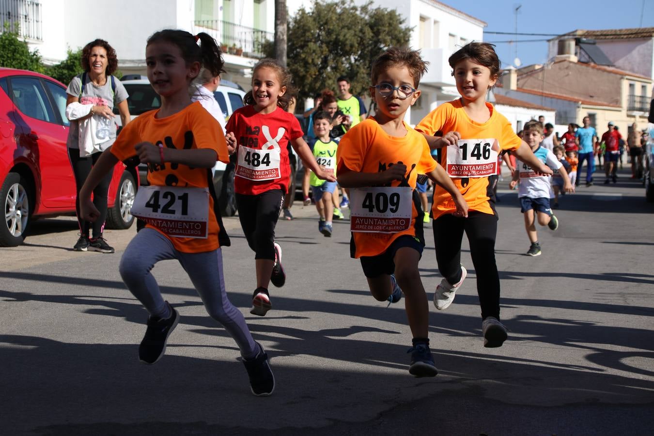 Valuengo continúa apostando por el deporte y la investigación de la Histiocitosis con la tercera edición del 'Cross Popular Valuengo', organizada por la Comisión de Festejos de la citada pedanía en colaboración con la Concejalía de Juventud y Deportes del Ayuntamiento de Jerez de los Caballeros y el Programa de Dinamización Deportiva de la Mancomunidad Sierra Suroeste. La citada prueba deportiva se ha celebrado esta mañana y ha contado con más de 140 participantes, entre todas las categorías.Celso Graciano y Estefanía Carretero se han convertido en los vencedores de la prueba general, y José Joaquín García y Rosa González han ocupado los primeros puestos locales.