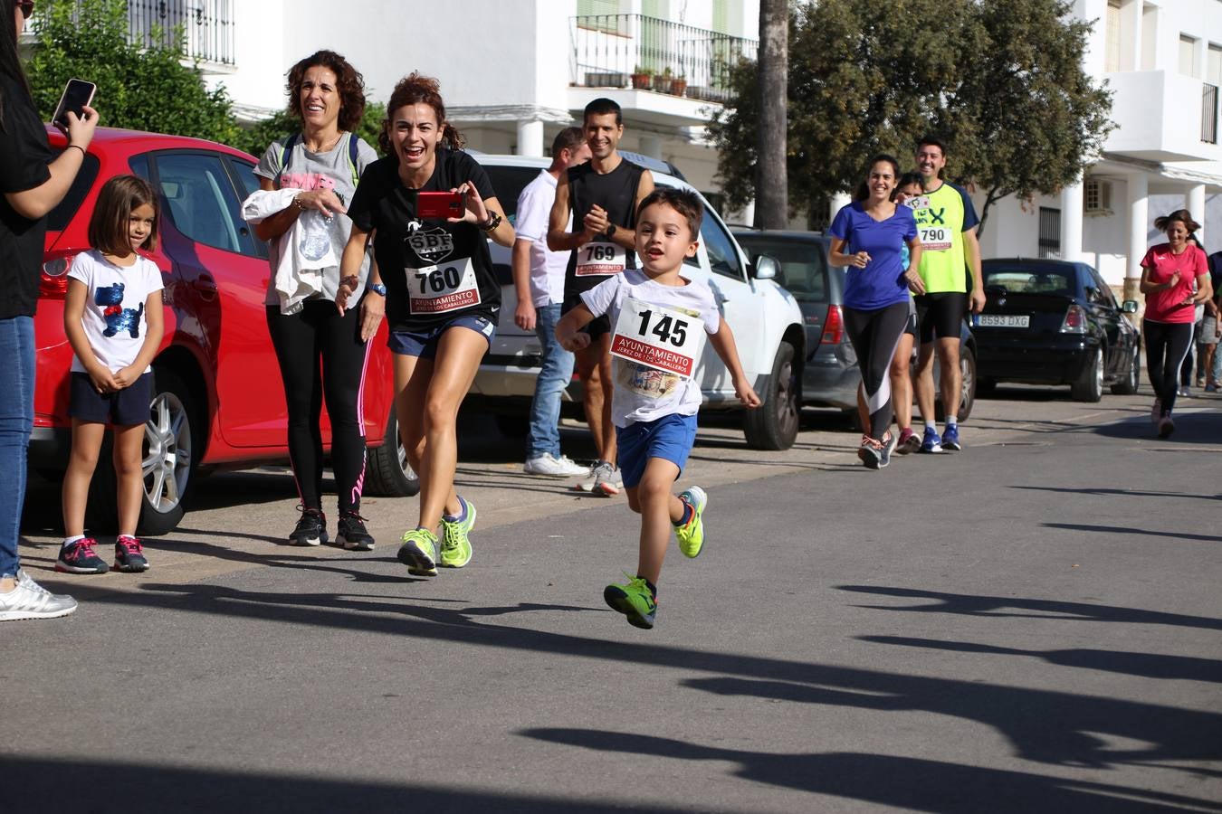 Valuengo continúa apostando por el deporte y la investigación de la Histiocitosis con la tercera edición del 'Cross Popular Valuengo', organizada por la Comisión de Festejos de la citada pedanía en colaboración con la Concejalía de Juventud y Deportes del Ayuntamiento de Jerez de los Caballeros y el Programa de Dinamización Deportiva de la Mancomunidad Sierra Suroeste. La citada prueba deportiva se ha celebrado esta mañana y ha contado con más de 140 participantes, entre todas las categorías.Celso Graciano y Estefanía Carretero se han convertido en los vencedores de la prueba general, y José Joaquín García y Rosa González han ocupado los primeros puestos locales.