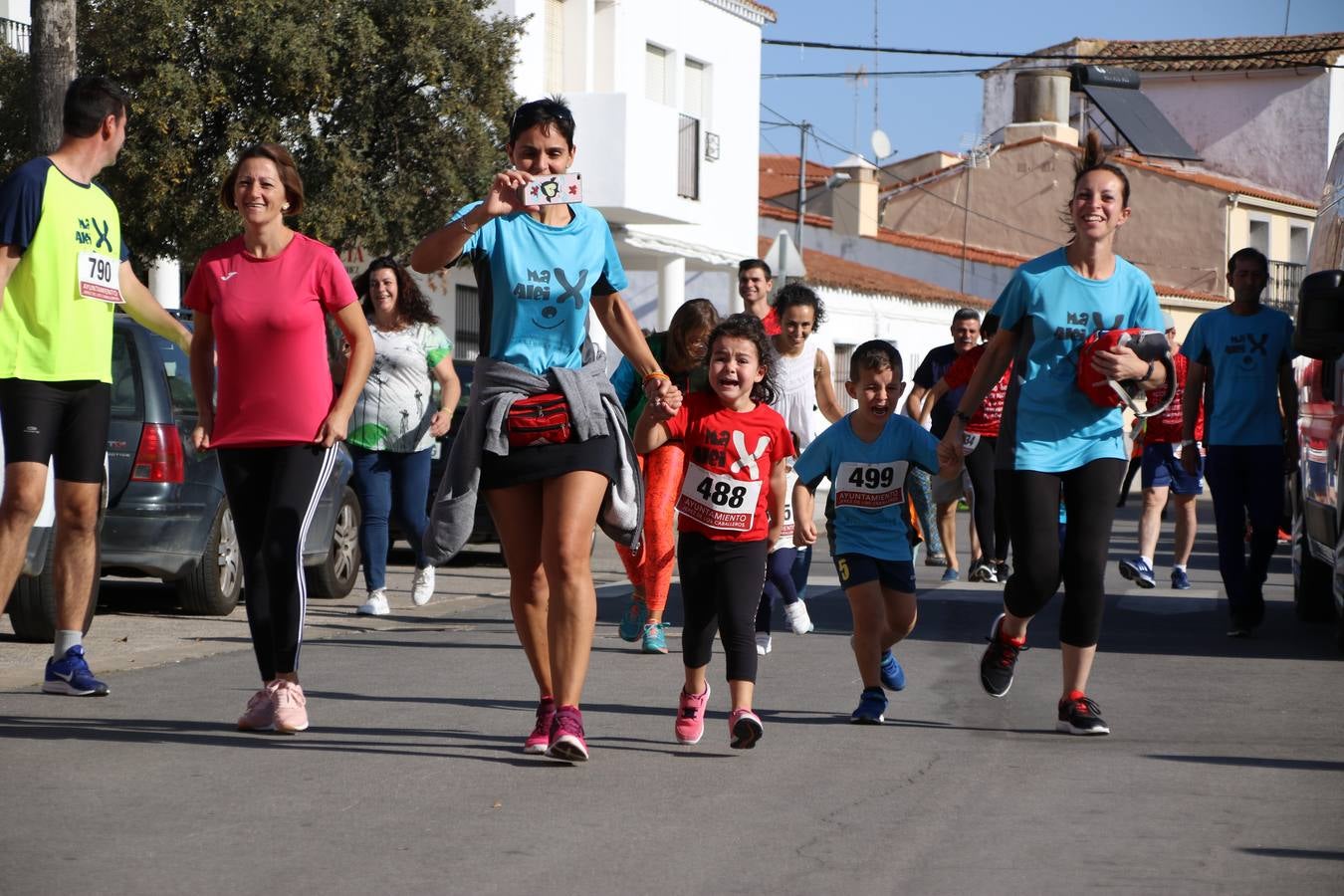 Valuengo continúa apostando por el deporte y la investigación de la Histiocitosis con la tercera edición del 'Cross Popular Valuengo', organizada por la Comisión de Festejos de la citada pedanía en colaboración con la Concejalía de Juventud y Deportes del Ayuntamiento de Jerez de los Caballeros y el Programa de Dinamización Deportiva de la Mancomunidad Sierra Suroeste. La citada prueba deportiva se ha celebrado esta mañana y ha contado con más de 140 participantes, entre todas las categorías.Celso Graciano y Estefanía Carretero se han convertido en los vencedores de la prueba general, y José Joaquín García y Rosa González han ocupado los primeros puestos locales.