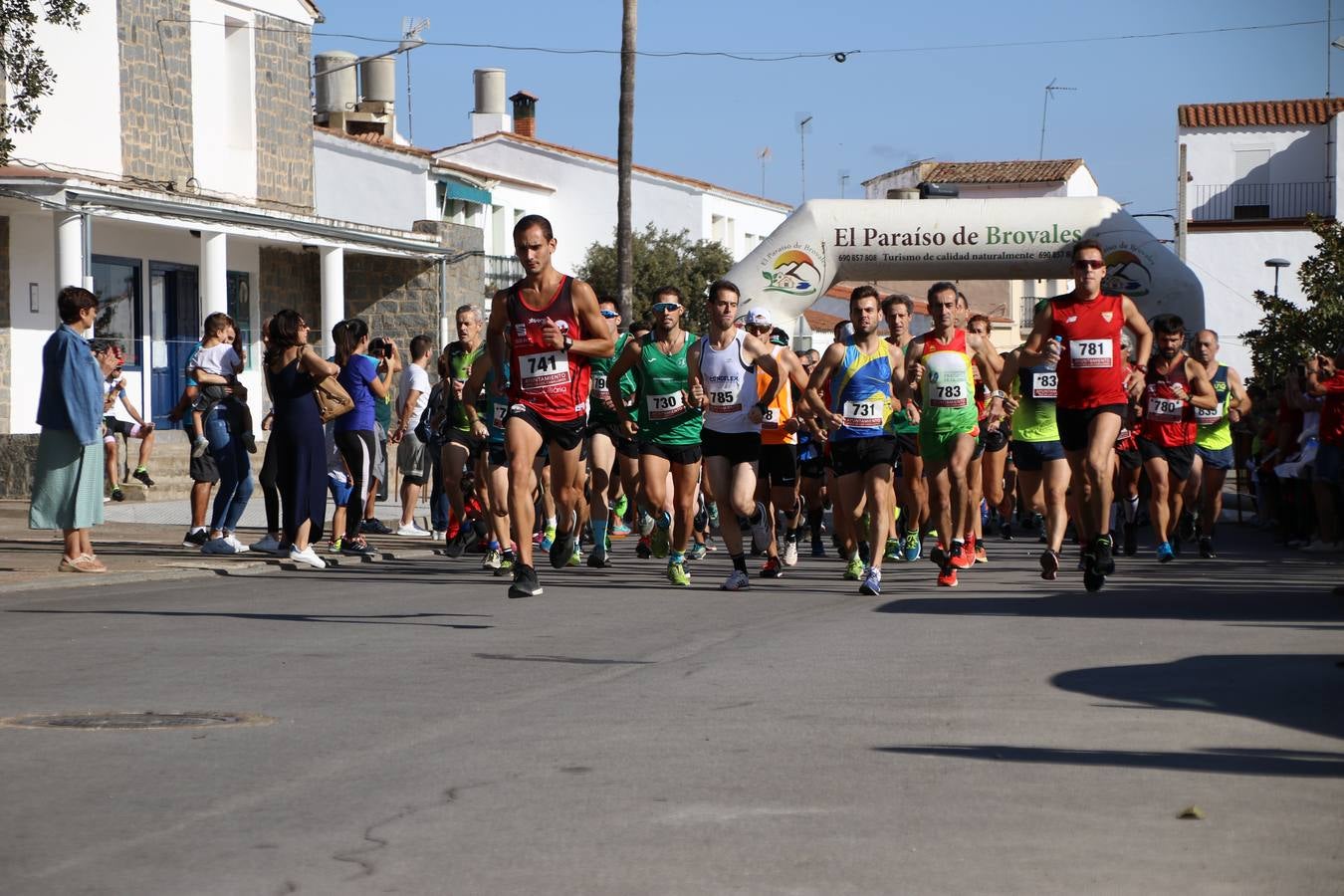 Valuengo continúa apostando por el deporte y la investigación de la Histiocitosis con la tercera edición del 'Cross Popular Valuengo', organizada por la Comisión de Festejos de la citada pedanía en colaboración con la Concejalía de Juventud y Deportes del Ayuntamiento de Jerez de los Caballeros y el Programa de Dinamización Deportiva de la Mancomunidad Sierra Suroeste. La citada prueba deportiva se ha celebrado esta mañana y ha contado con más de 140 participantes, entre todas las categorías.Celso Graciano y Estefanía Carretero se han convertido en los vencedores de la prueba general, y José Joaquín García y Rosa González han ocupado los primeros puestos locales.