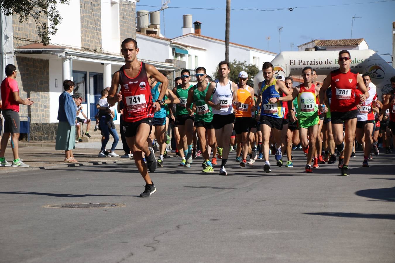 Valuengo continúa apostando por el deporte y la investigación de la Histiocitosis con la tercera edición del 'Cross Popular Valuengo', organizada por la Comisión de Festejos de la citada pedanía en colaboración con la Concejalía de Juventud y Deportes del Ayuntamiento de Jerez de los Caballeros y el Programa de Dinamización Deportiva de la Mancomunidad Sierra Suroeste. La citada prueba deportiva se ha celebrado esta mañana y ha contado con más de 140 participantes, entre todas las categorías.Celso Graciano y Estefanía Carretero se han convertido en los vencedores de la prueba general, y José Joaquín García y Rosa González han ocupado los primeros puestos locales.