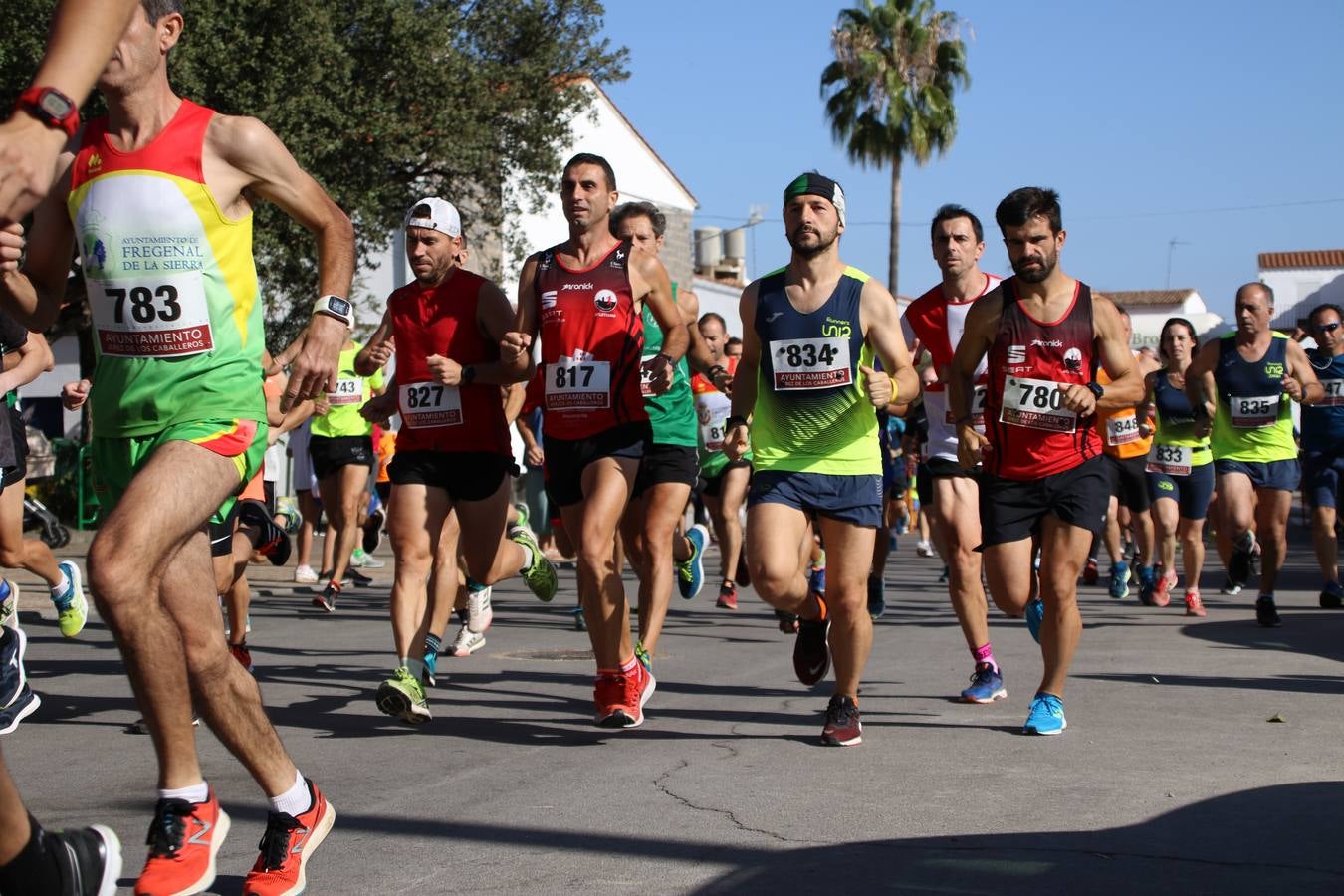 Valuengo continúa apostando por el deporte y la investigación de la Histiocitosis con la tercera edición del 'Cross Popular Valuengo', organizada por la Comisión de Festejos de la citada pedanía en colaboración con la Concejalía de Juventud y Deportes del Ayuntamiento de Jerez de los Caballeros y el Programa de Dinamización Deportiva de la Mancomunidad Sierra Suroeste. La citada prueba deportiva se ha celebrado esta mañana y ha contado con más de 140 participantes, entre todas las categorías.Celso Graciano y Estefanía Carretero se han convertido en los vencedores de la prueba general, y José Joaquín García y Rosa González han ocupado los primeros puestos locales.