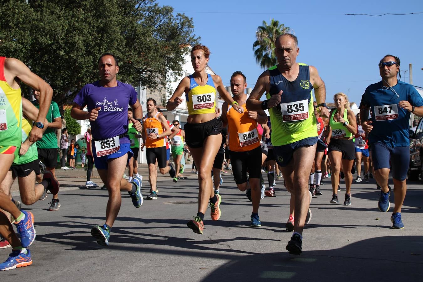 Valuengo continúa apostando por el deporte y la investigación de la Histiocitosis con la tercera edición del 'Cross Popular Valuengo', organizada por la Comisión de Festejos de la citada pedanía en colaboración con la Concejalía de Juventud y Deportes del Ayuntamiento de Jerez de los Caballeros y el Programa de Dinamización Deportiva de la Mancomunidad Sierra Suroeste. La citada prueba deportiva se ha celebrado esta mañana y ha contado con más de 140 participantes, entre todas las categorías.Celso Graciano y Estefanía Carretero se han convertido en los vencedores de la prueba general, y José Joaquín García y Rosa González han ocupado los primeros puestos locales.