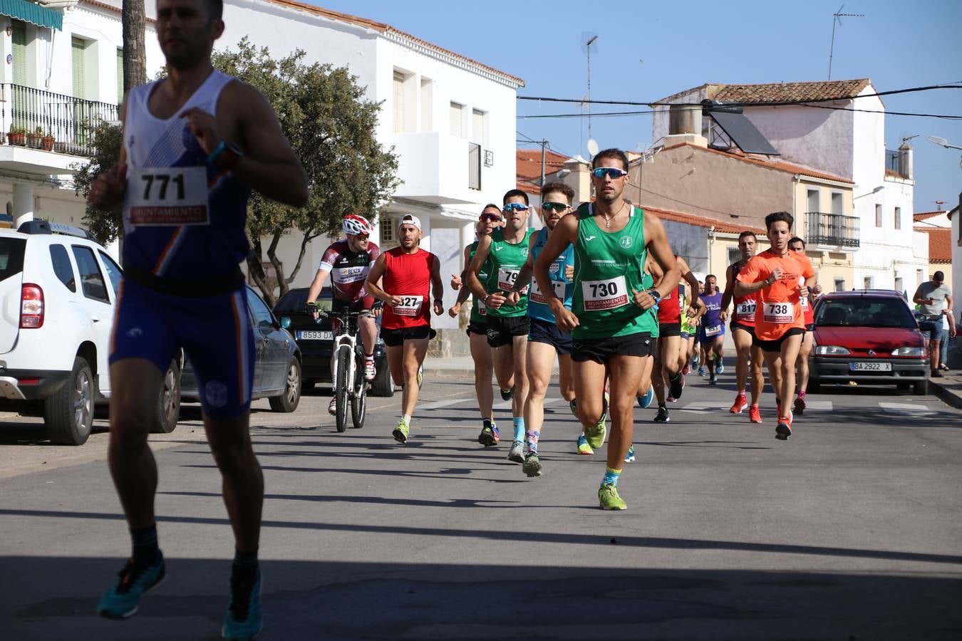 Valuengo continúa apostando por el deporte y la investigación de la Histiocitosis con la tercera edición del 'Cross Popular Valuengo', organizada por la Comisión de Festejos de la citada pedanía en colaboración con la Concejalía de Juventud y Deportes del Ayuntamiento de Jerez de los Caballeros y el Programa de Dinamización Deportiva de la Mancomunidad Sierra Suroeste. La citada prueba deportiva se ha celebrado esta mañana y ha contado con más de 140 participantes, entre todas las categorías.Celso Graciano y Estefanía Carretero se han convertido en los vencedores de la prueba general, y José Joaquín García y Rosa González han ocupado los primeros puestos locales.